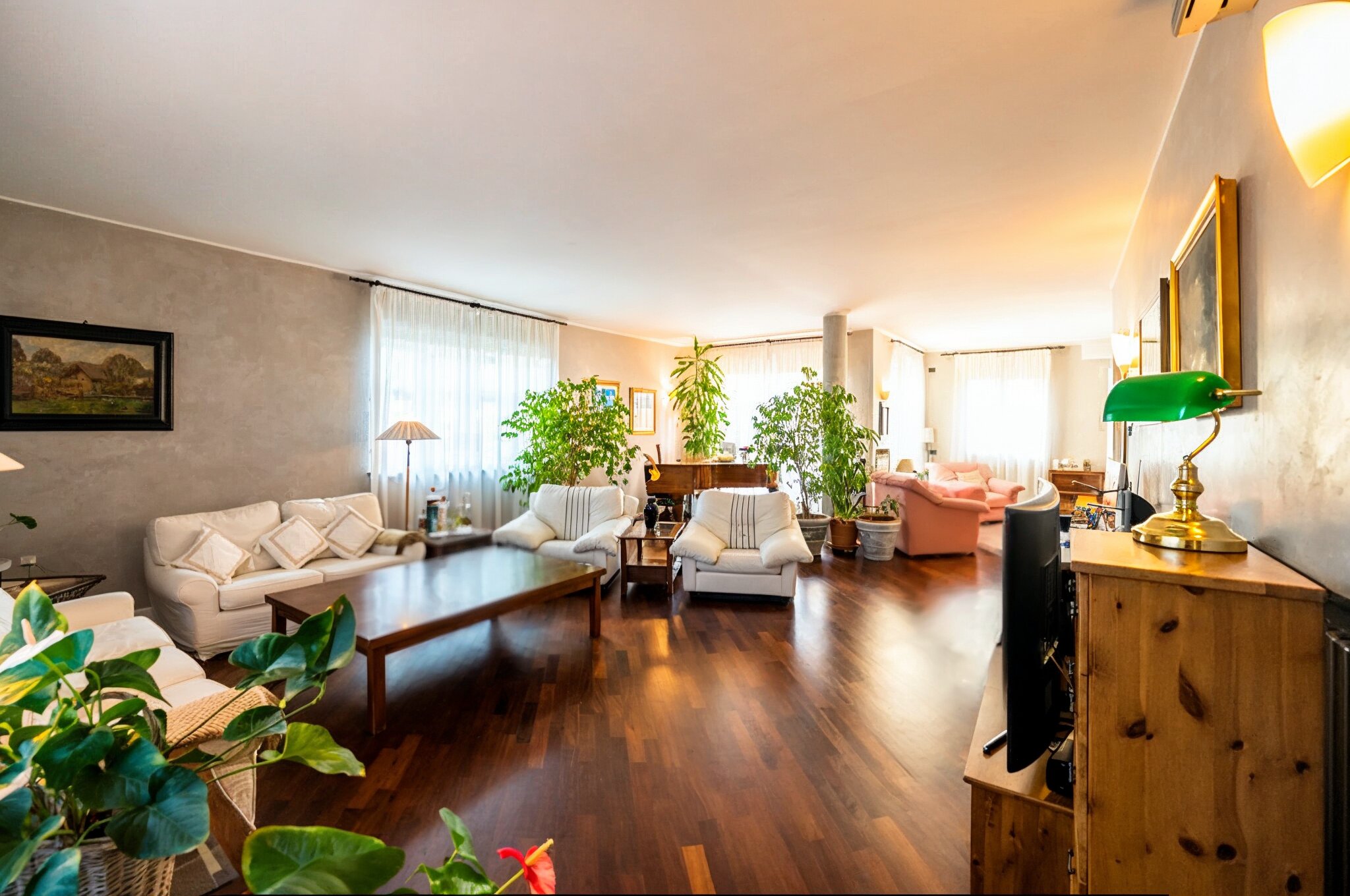 Elegante villa indipendente circondata dal verde