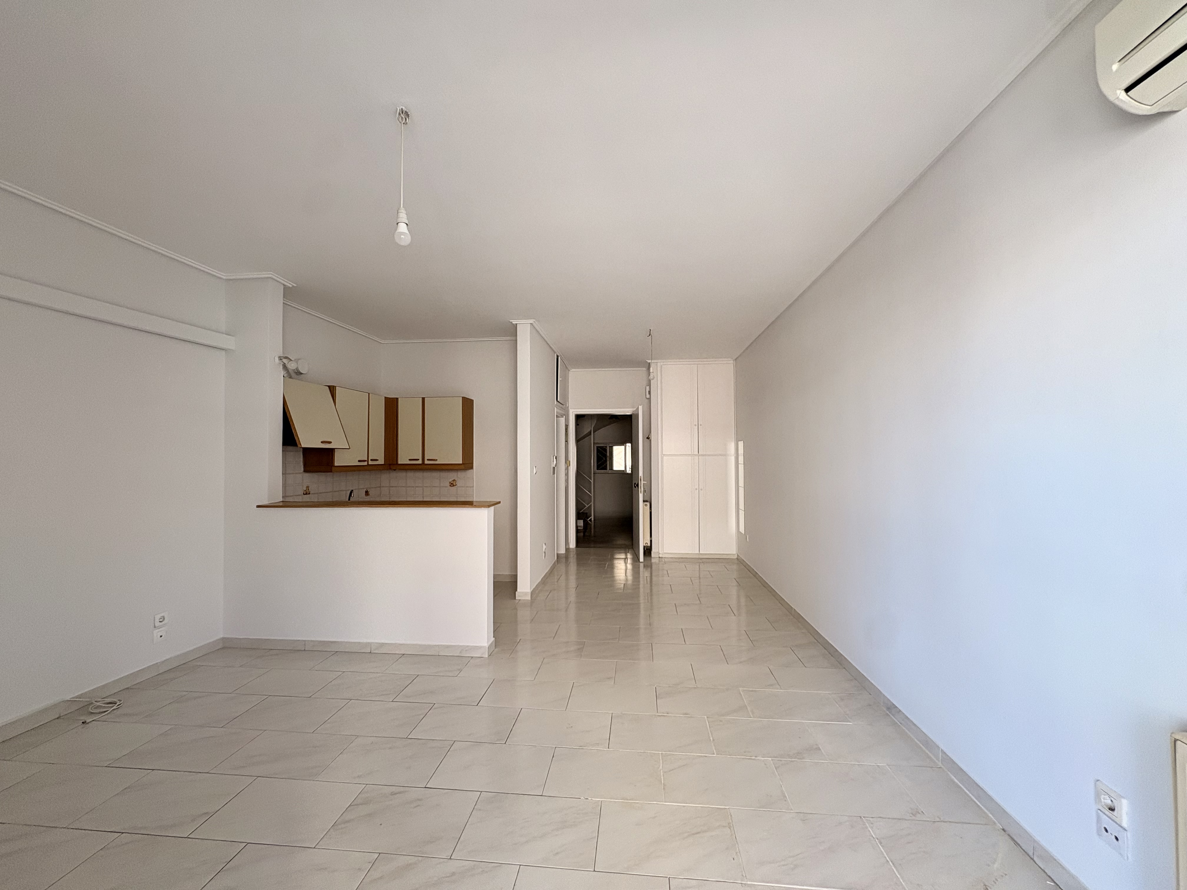 Studio with a large balcony in the heart of Zografou