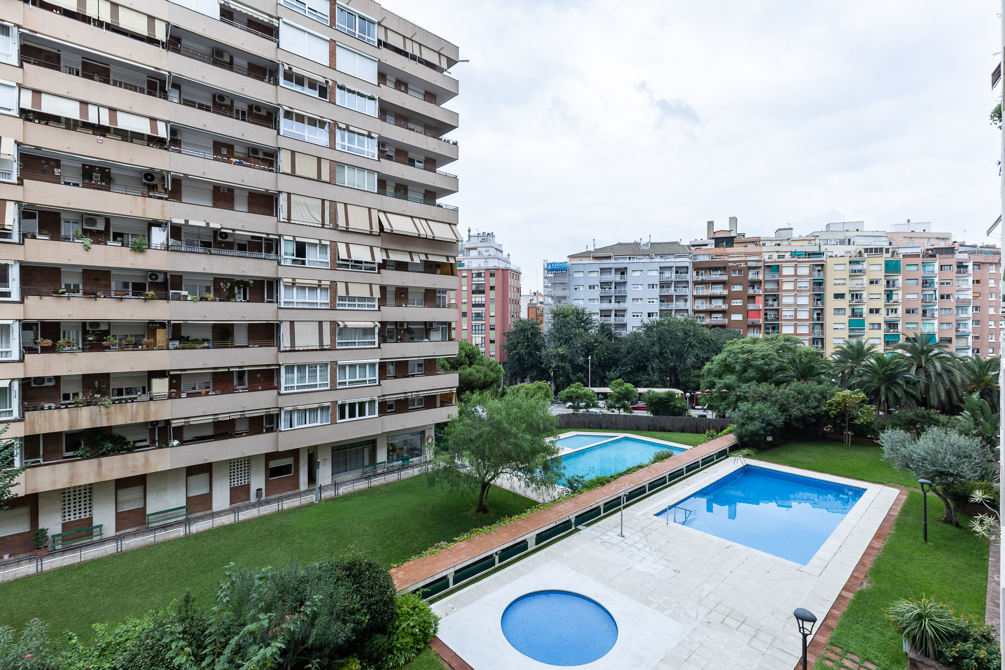 Potential luxury residential apartment with pool in Les Corts, Barcelona.