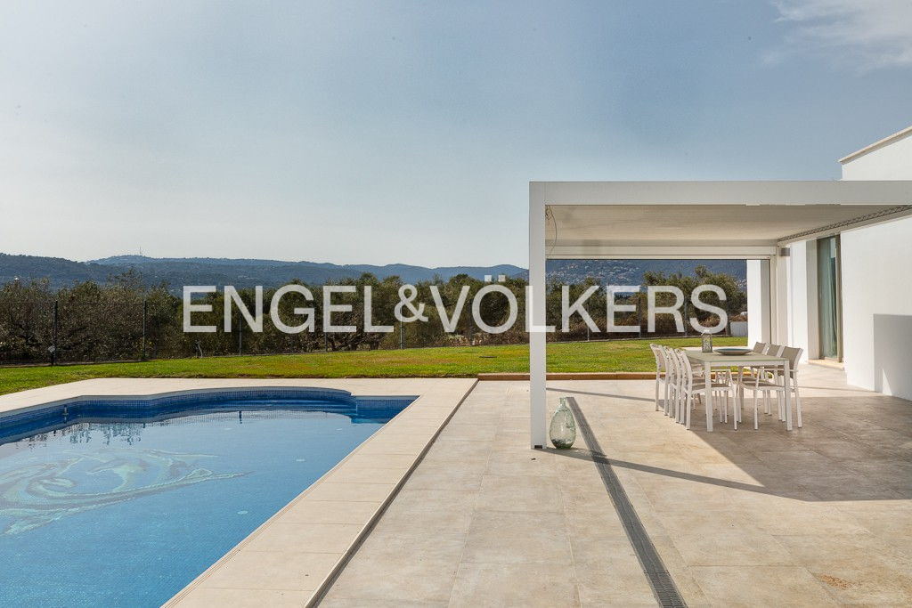 Modern house with garden of more than 1000 m2