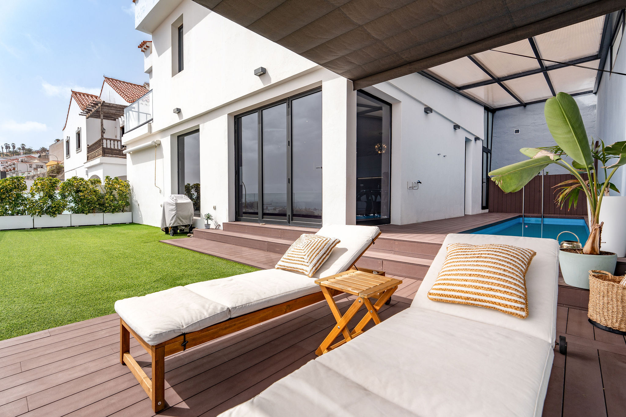 Exklusiver urbaner Rückzugsort mit beheiztem Pool, Terrassen und traumhaften Ausblicken