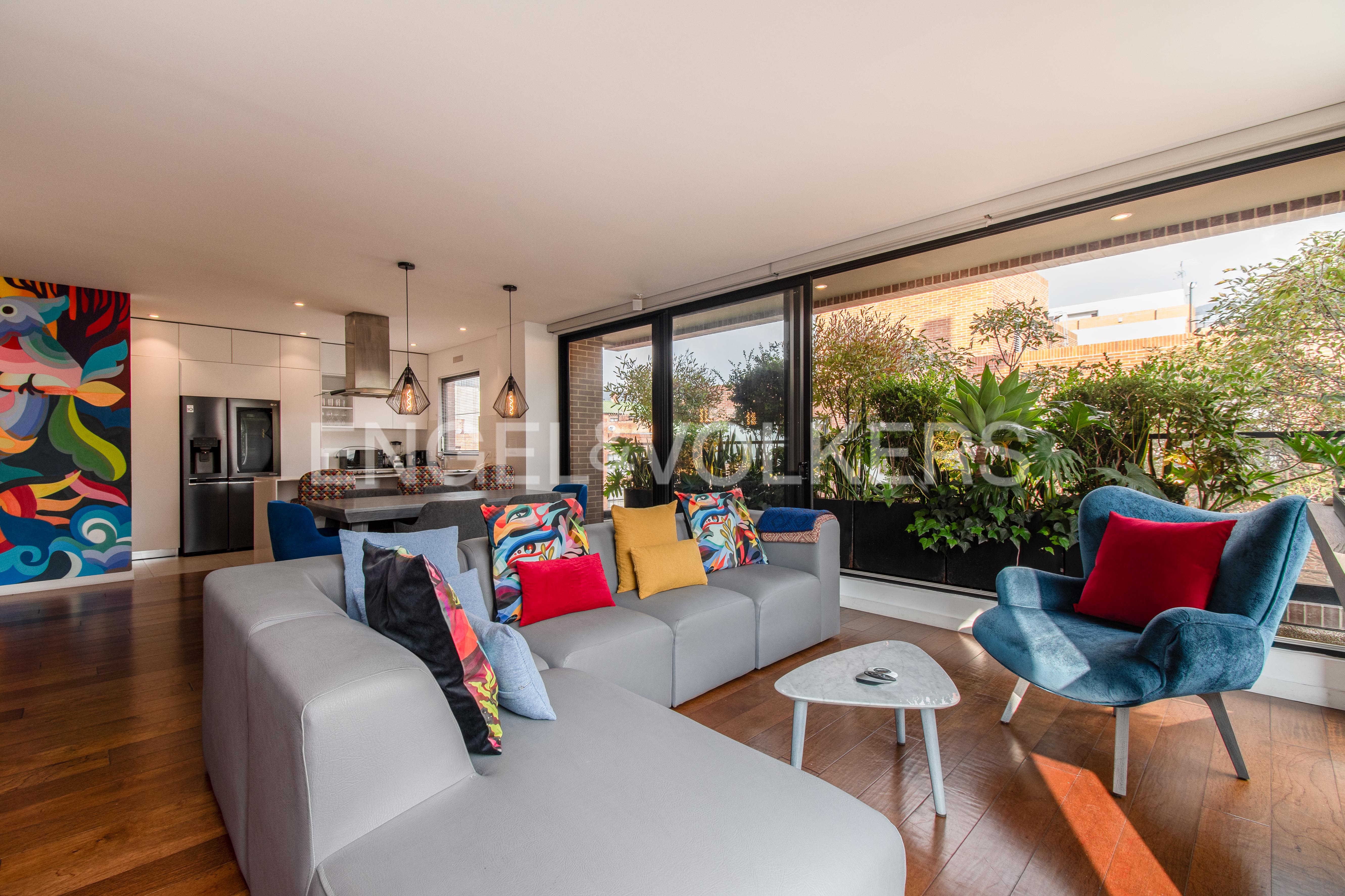 Apartamento de diseño con balcón para arriendo en El Virrey