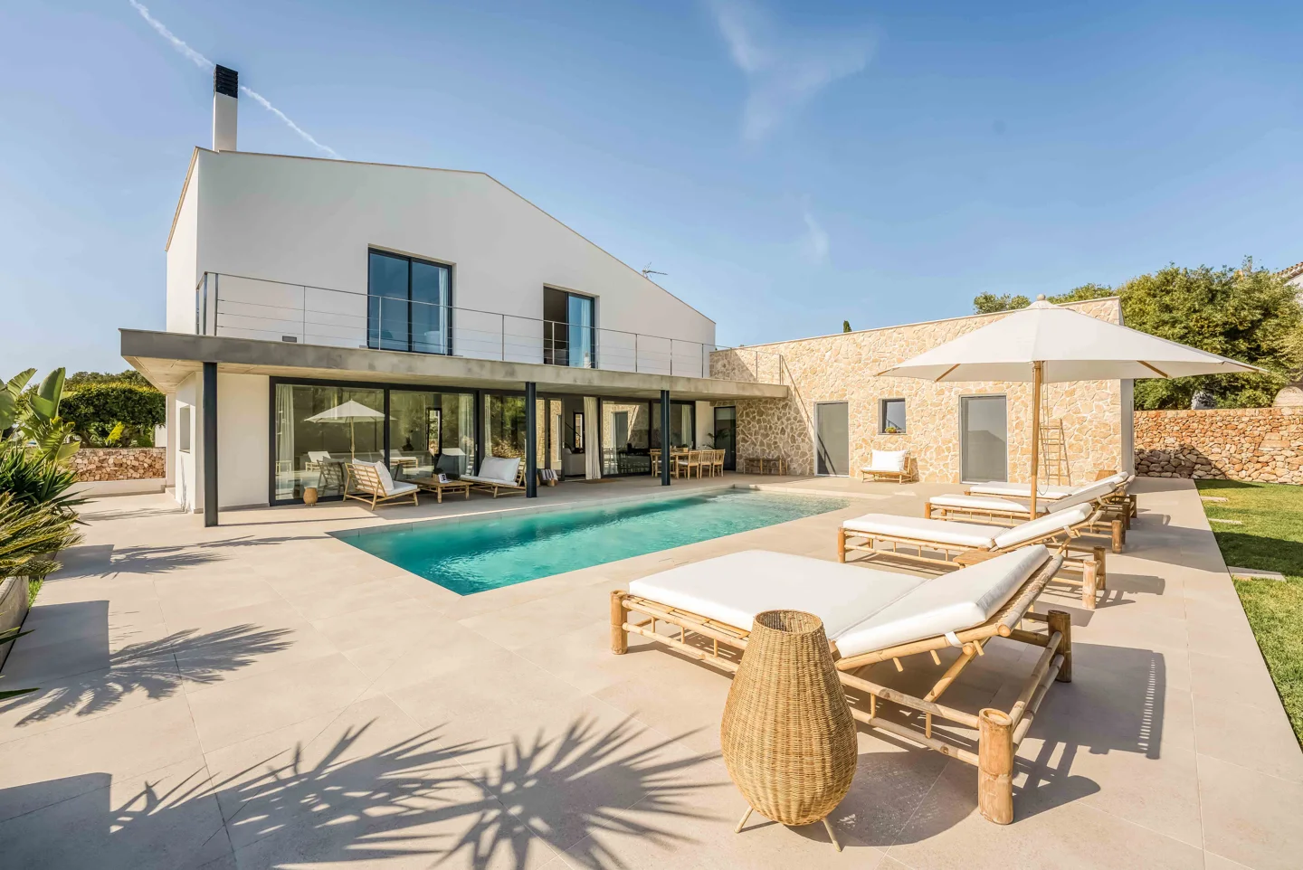 Alquiler vacacional - Fantástica villa moderna con piscina en Sa Caleta, Menorca
