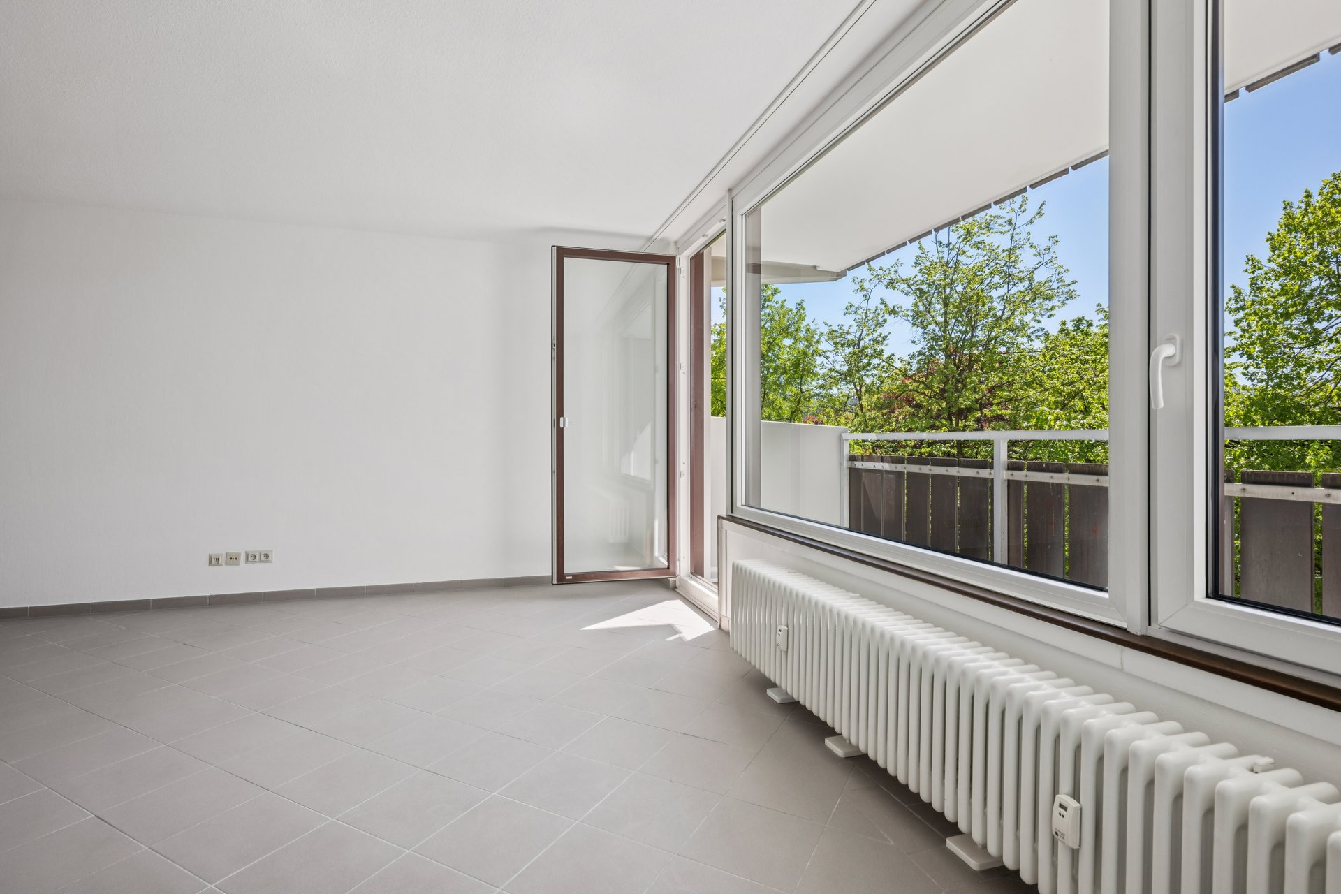 Bright city apartment with southwest balcony & underground parking space