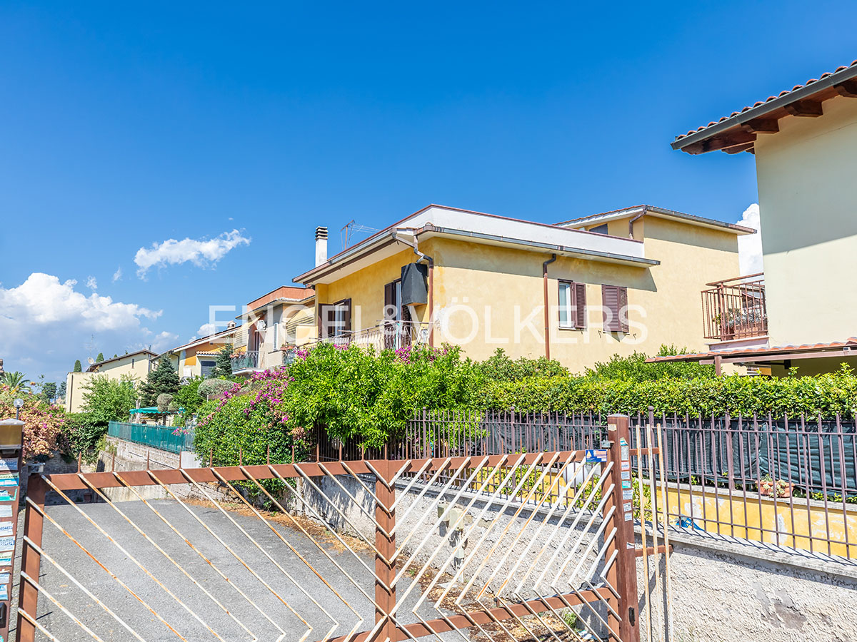 Apartment with cellar in Morena