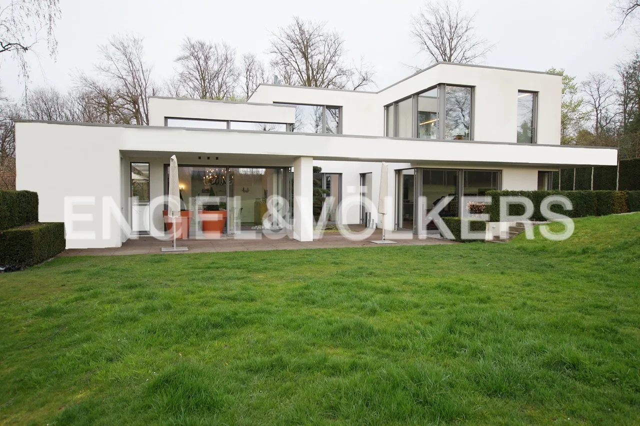Neuwertige Luxusvilla im klassischen Bauhausstil