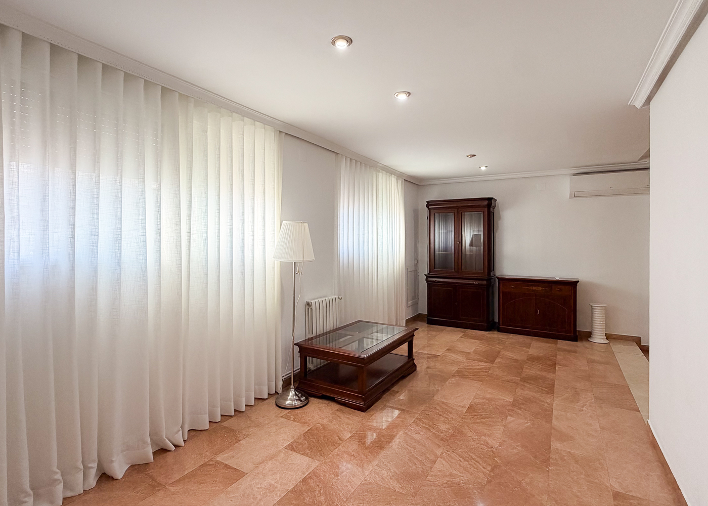 Sunny apartment next to Turia Gardens