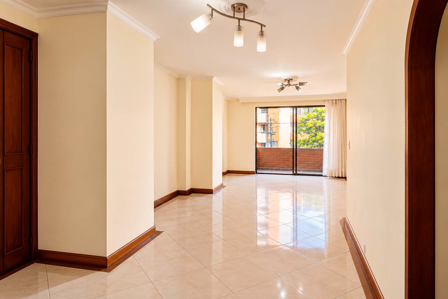 Apartamento con balcón para venta en Laureles