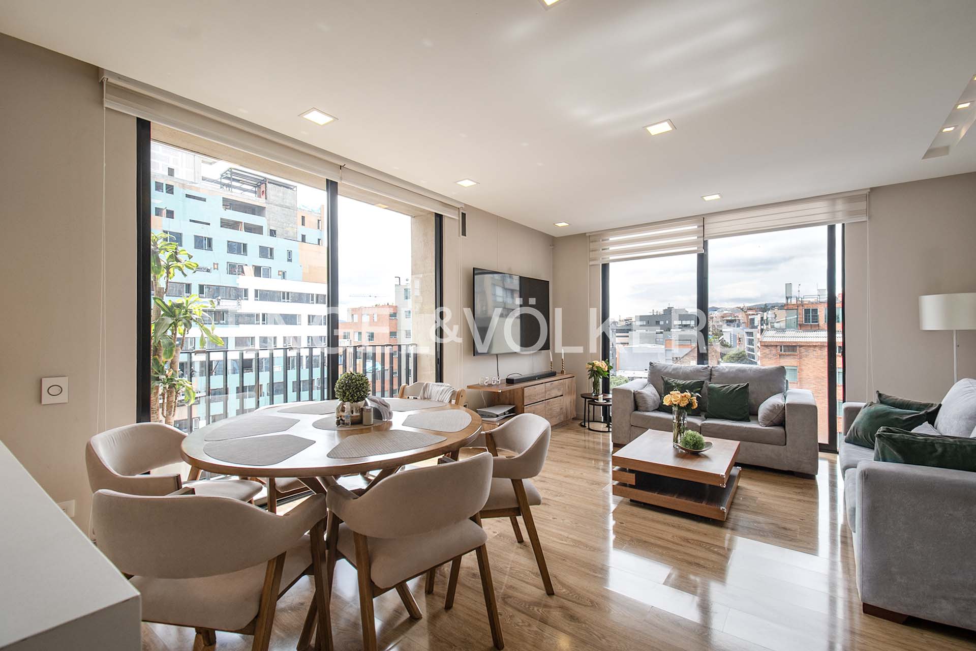 Moderno apartamento con balcón para venta en Santa Bárbara