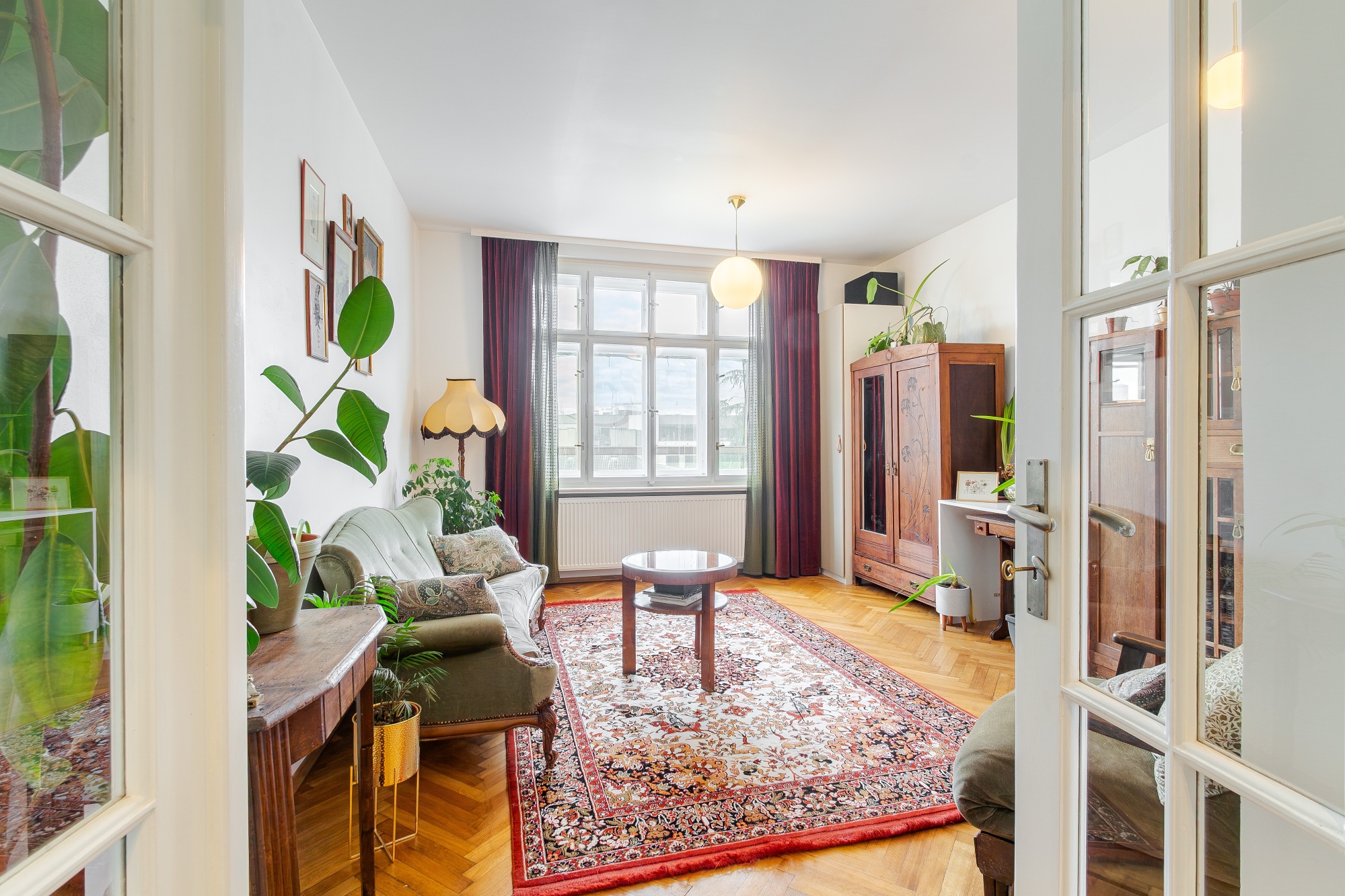 Sale of a 2+1 apartment with a loggia in a villa with a garden in Vinohrady