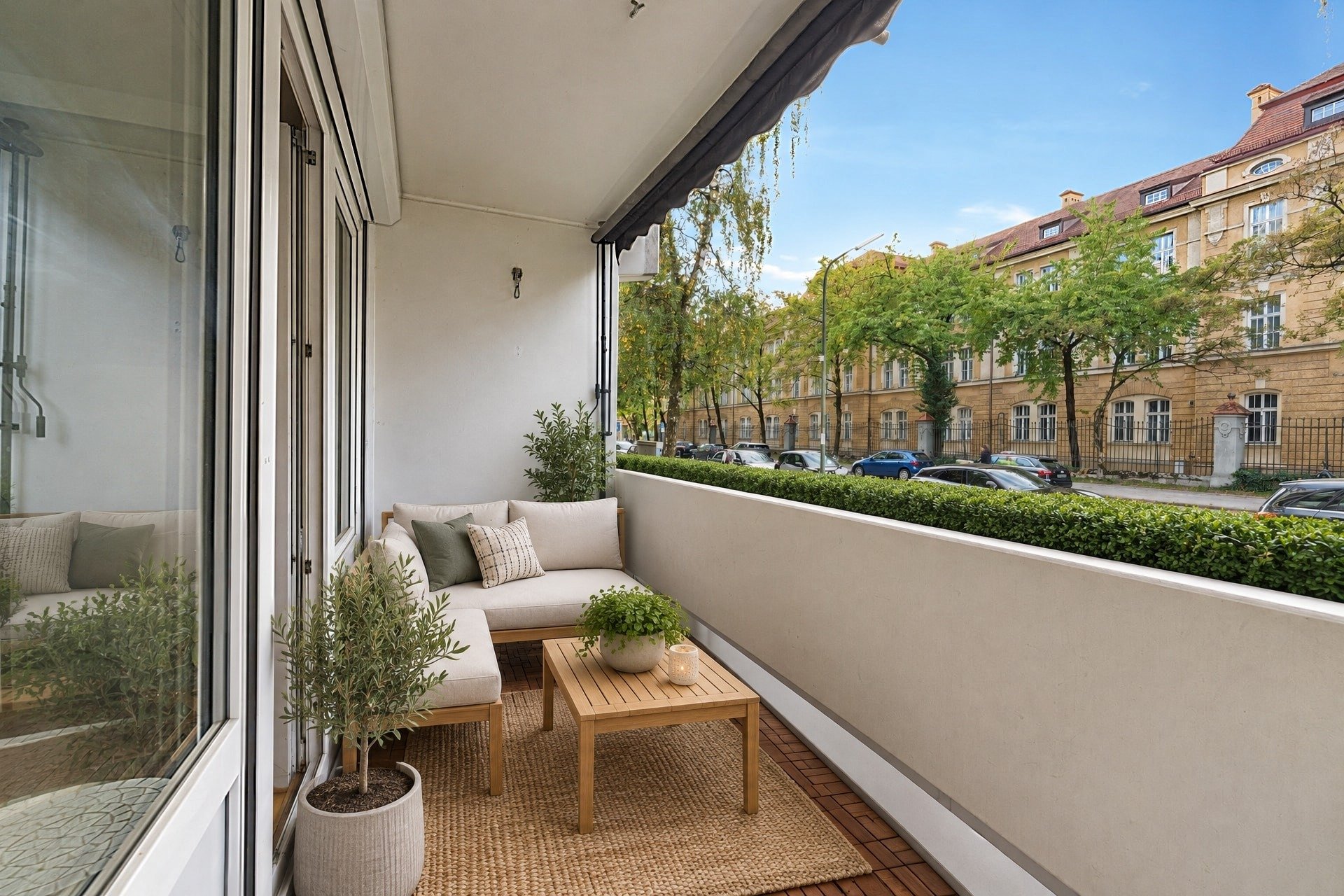 1-bedroom apartment in Schwabing-West: close to the city, vacant and with a west-facing balcony [AI-modified]