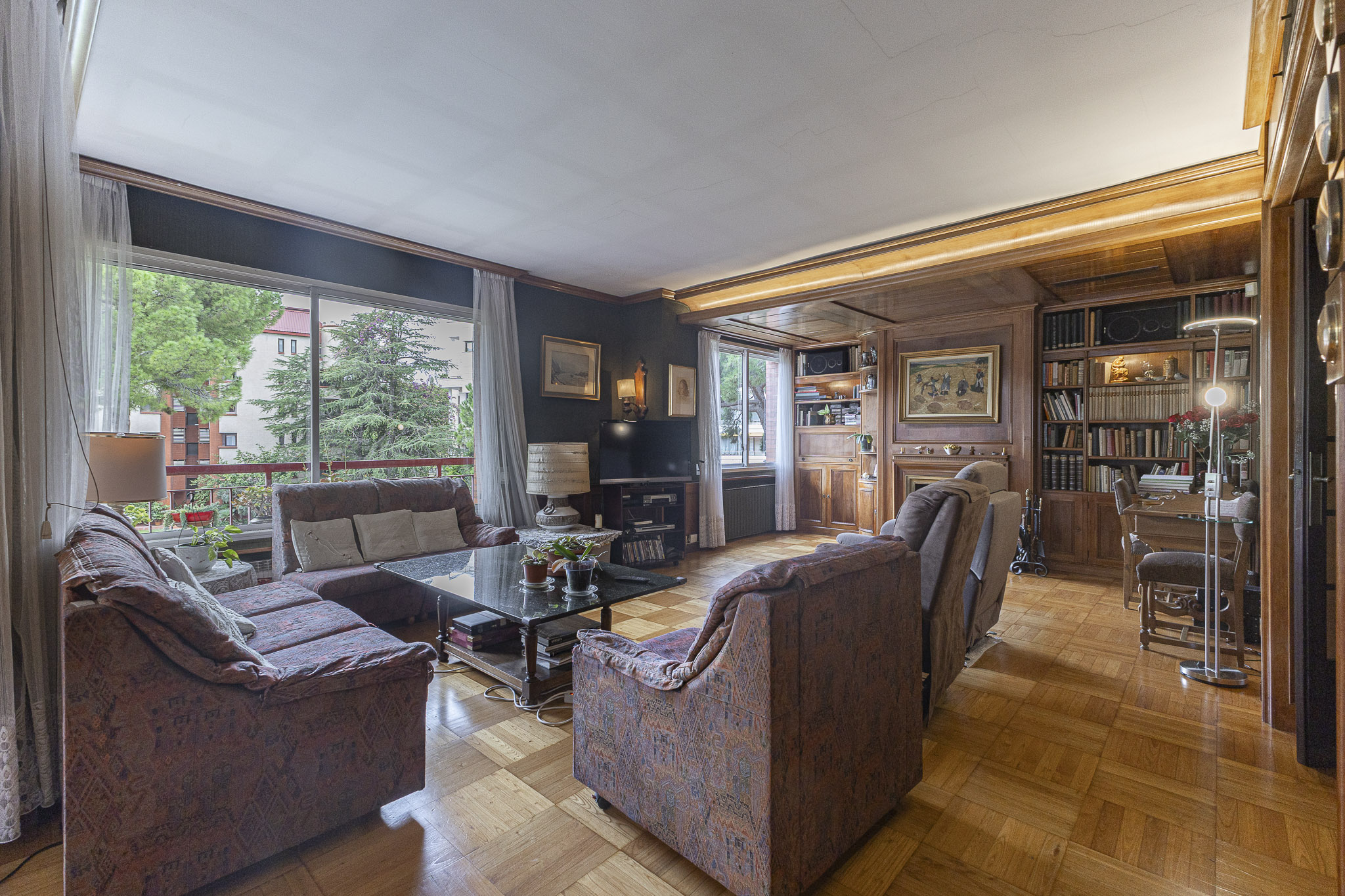 Stunning fully exterior apartment in Marqués de Mulhacén with several parking spaces and a swimming pool.