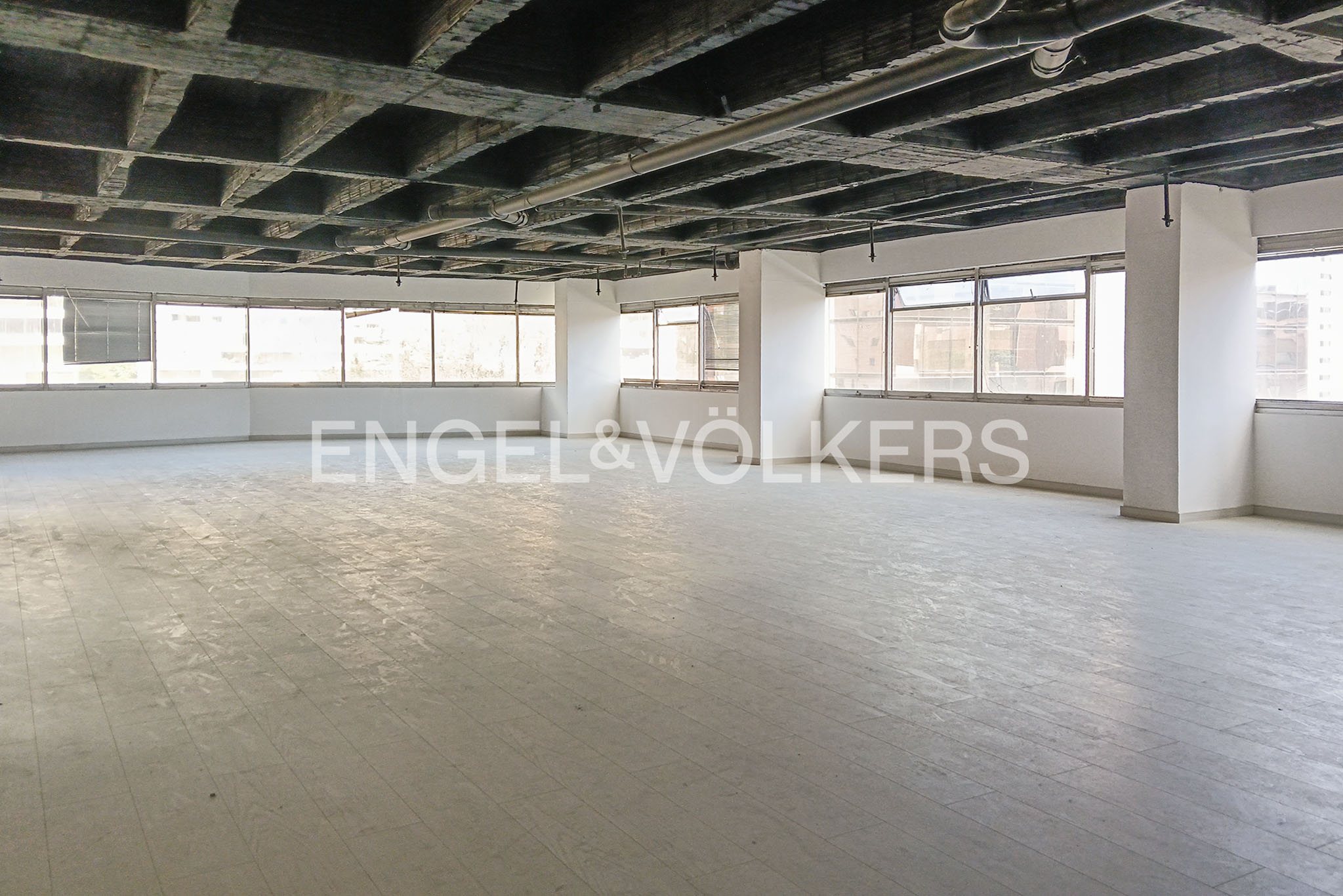 Arriendo oficina 367m2 en Av. Chile