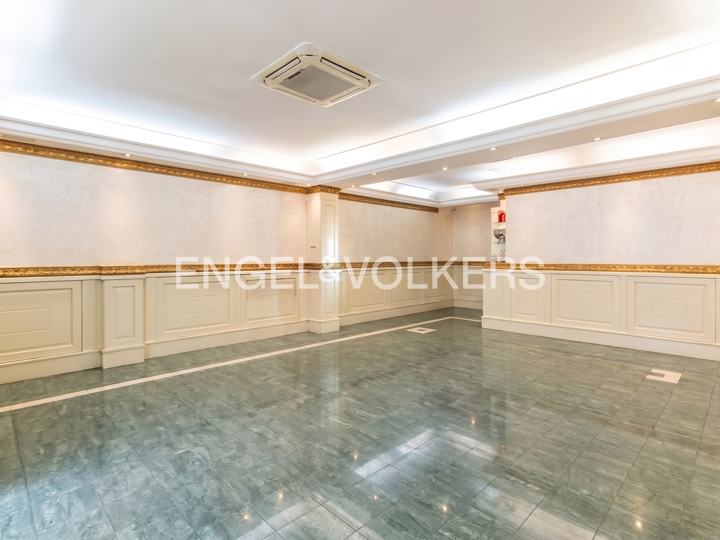 Location just steps from Fiumicino port [KI-modifiziert]