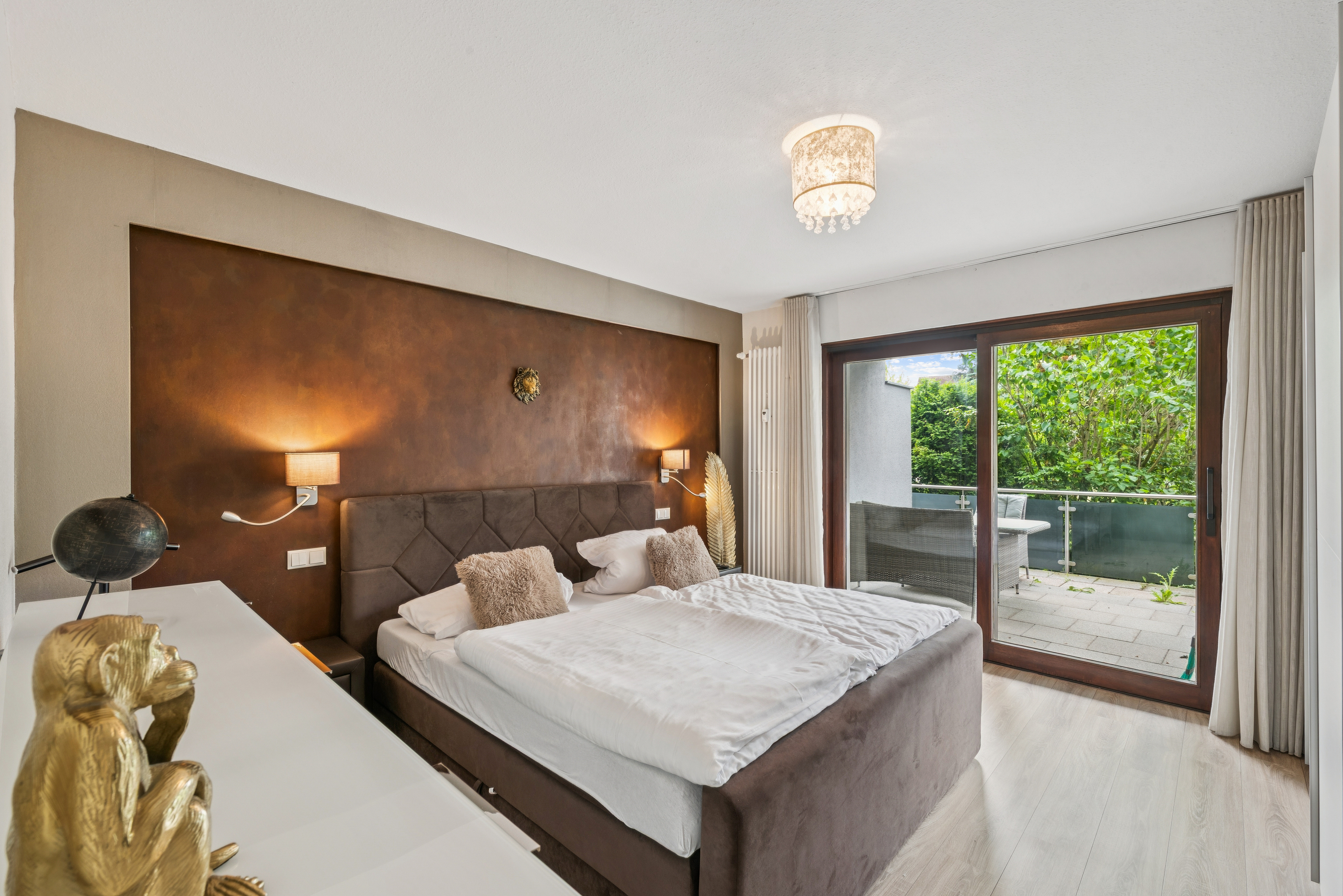 Top-furnished 2-room apartment in a prime location in Schwalbach am Taunus