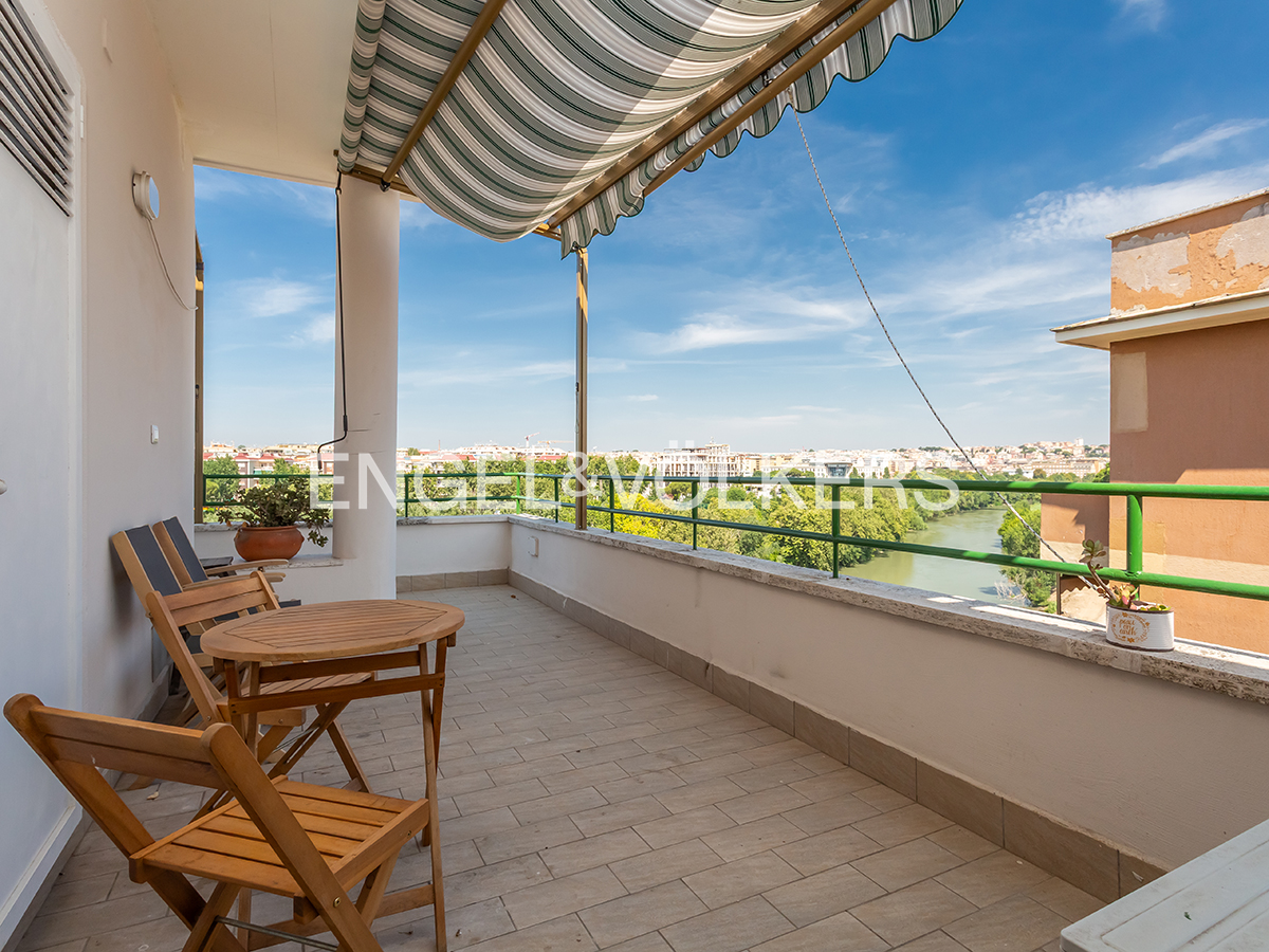 Panoramic penthouse with terrace on the Tiber