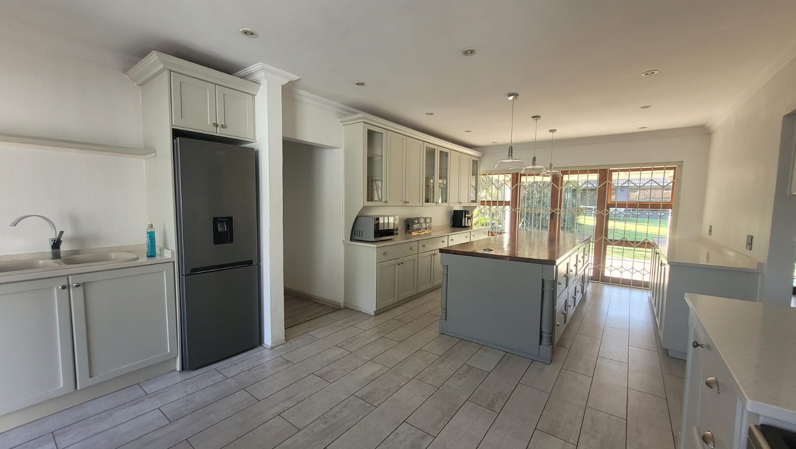 Modern 5 bedroom, 4 bathroom Family Home in Petervale