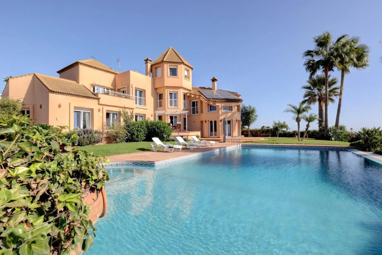 Beeindruckende Villa mit Blick auf Afrika, Alcaidesa