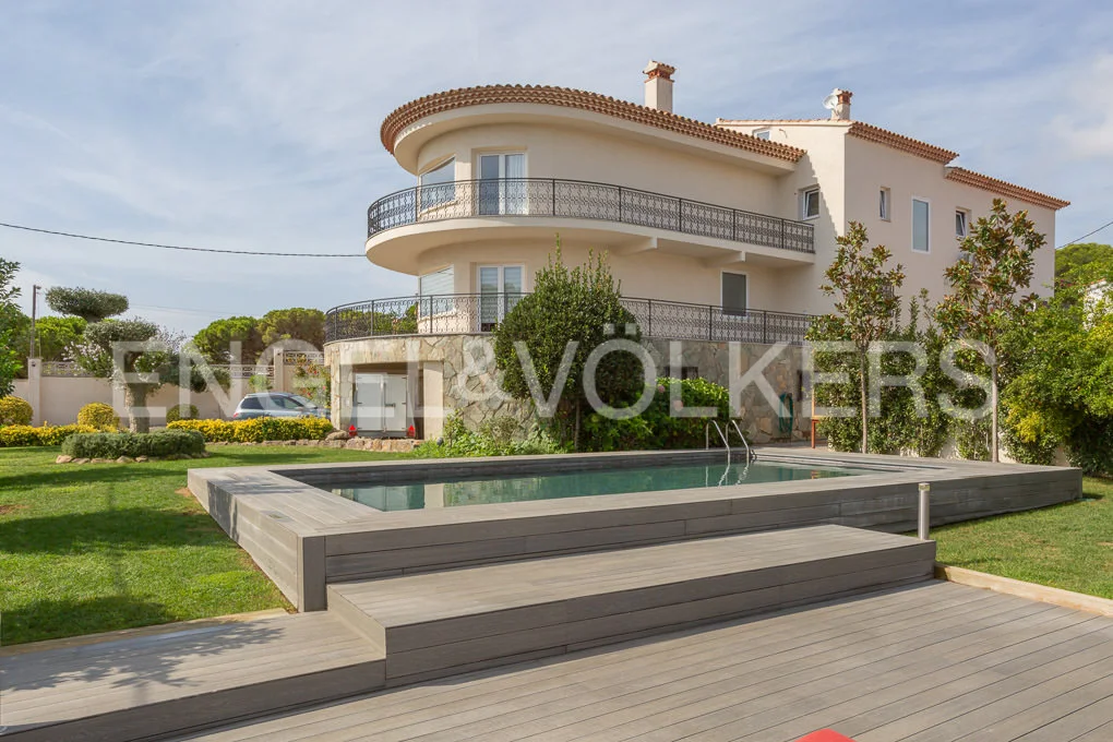 Beautiful renovated villa within walking distance to the beach