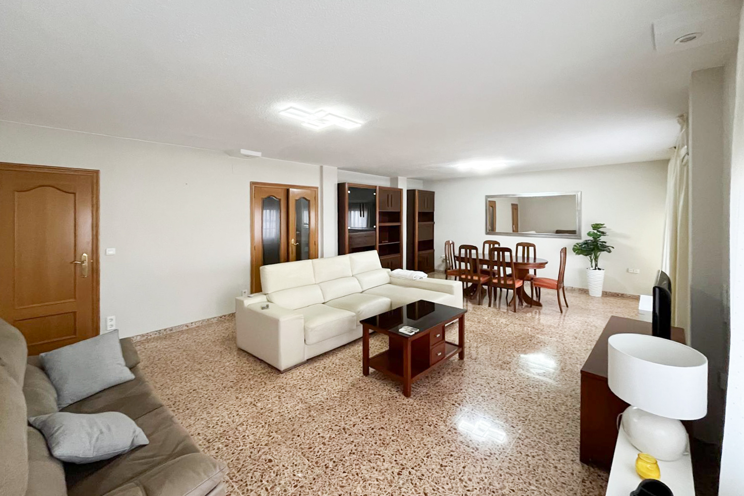 Spacious apartment with parking in Carcaixent