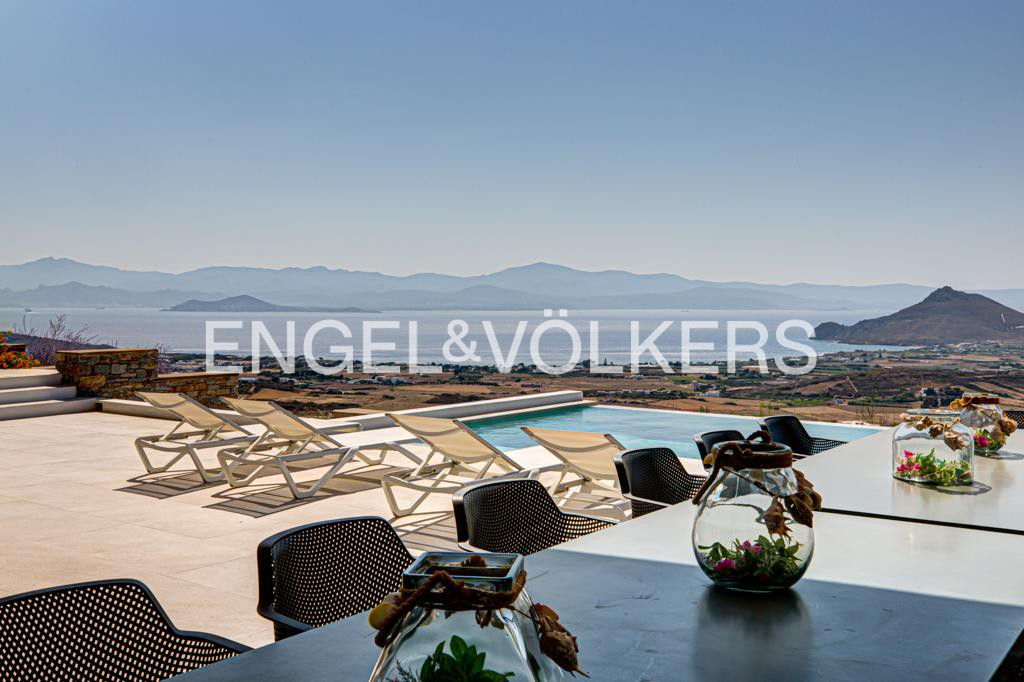 Lovely Five Bedroom Luxury Villa in Paros with Unique Views.