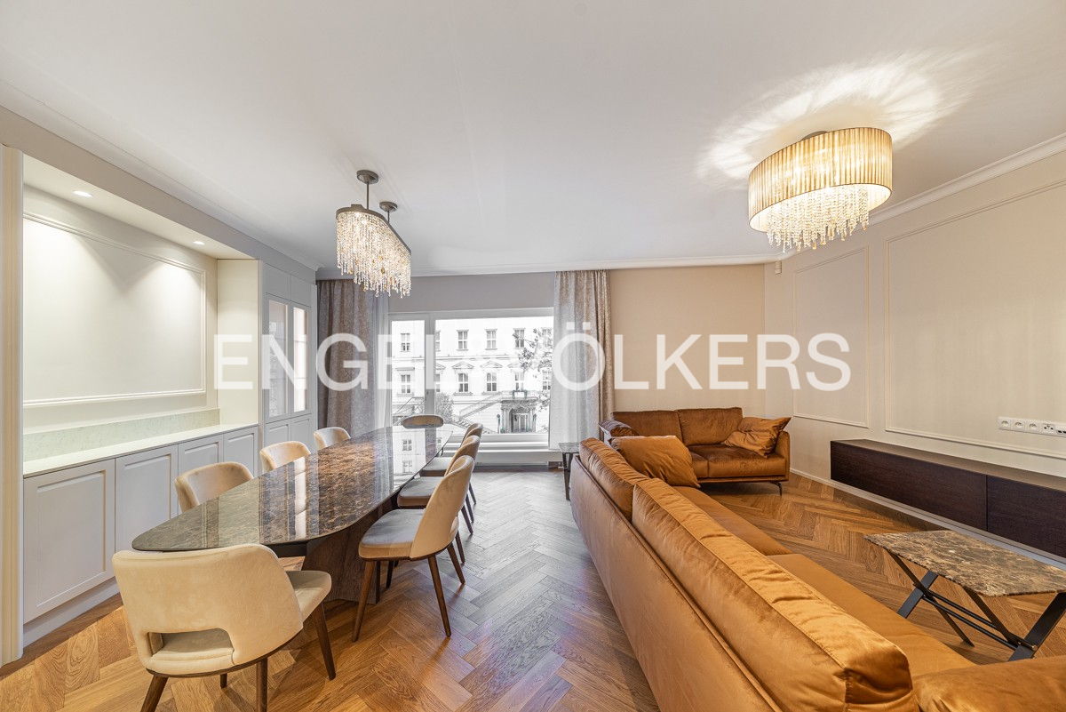 Sale of an elegant 4+kt apartment in a renowned residence with parking and views of the beautiful garden