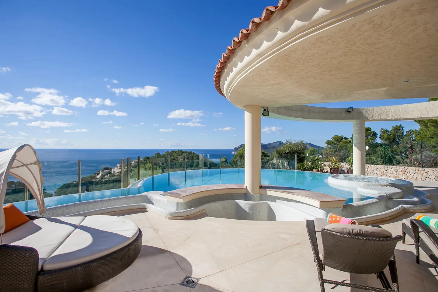 State of the art villa with stunning sea views