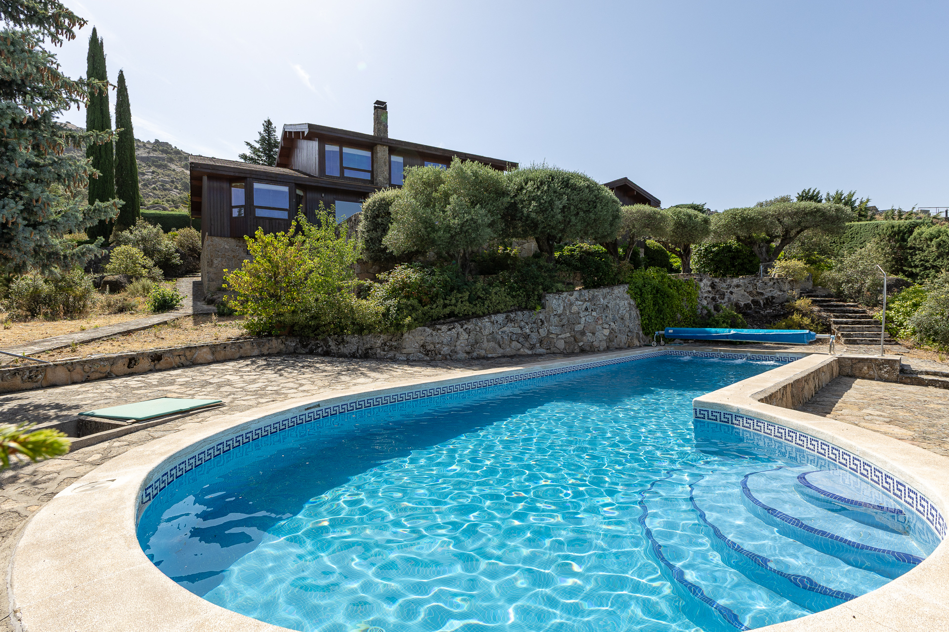 Luxury American-designed villa in the Fontenebro Estate: an exclusive viewpoint over the mountains