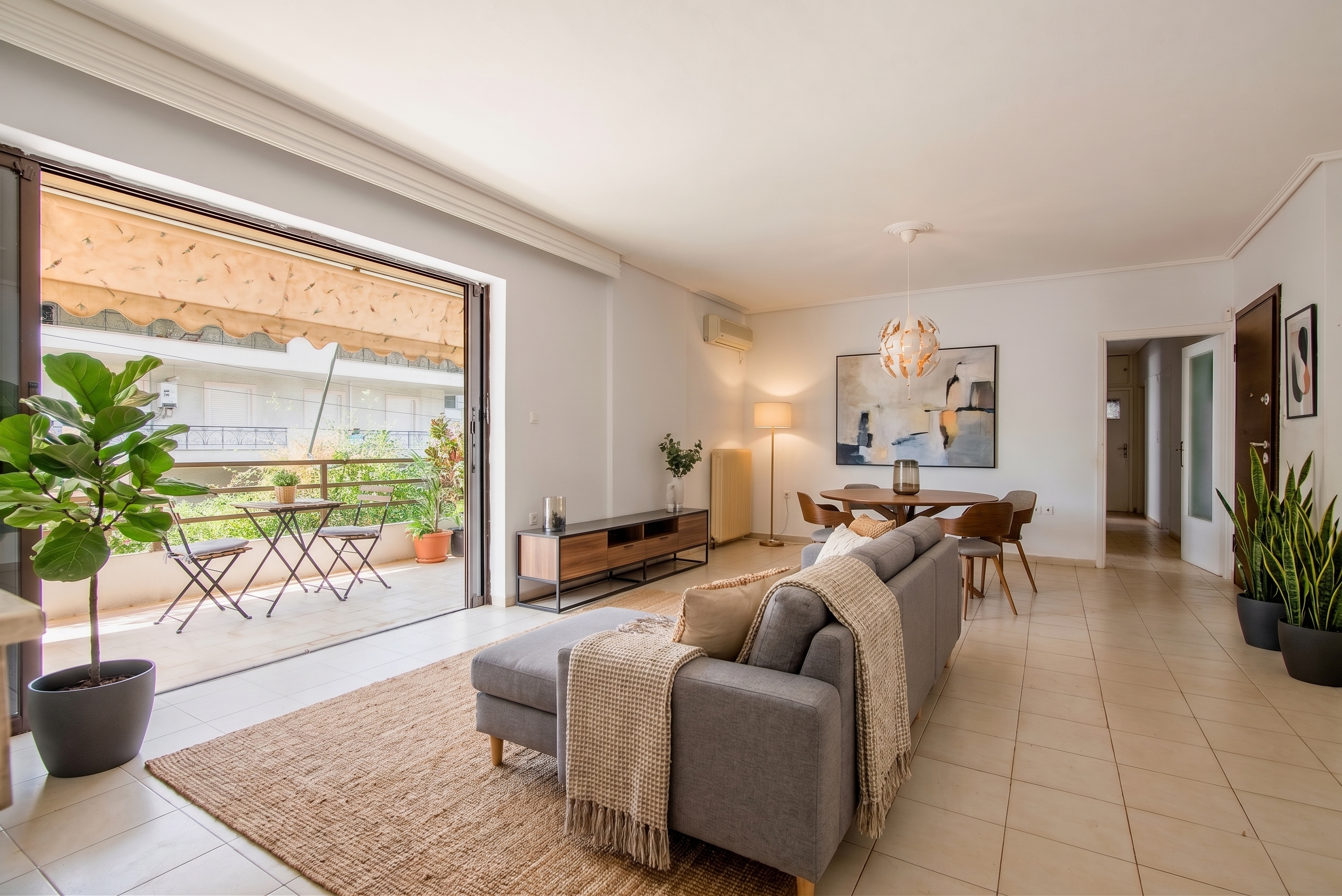 Quiet 100 sq.m. apartment with parking space