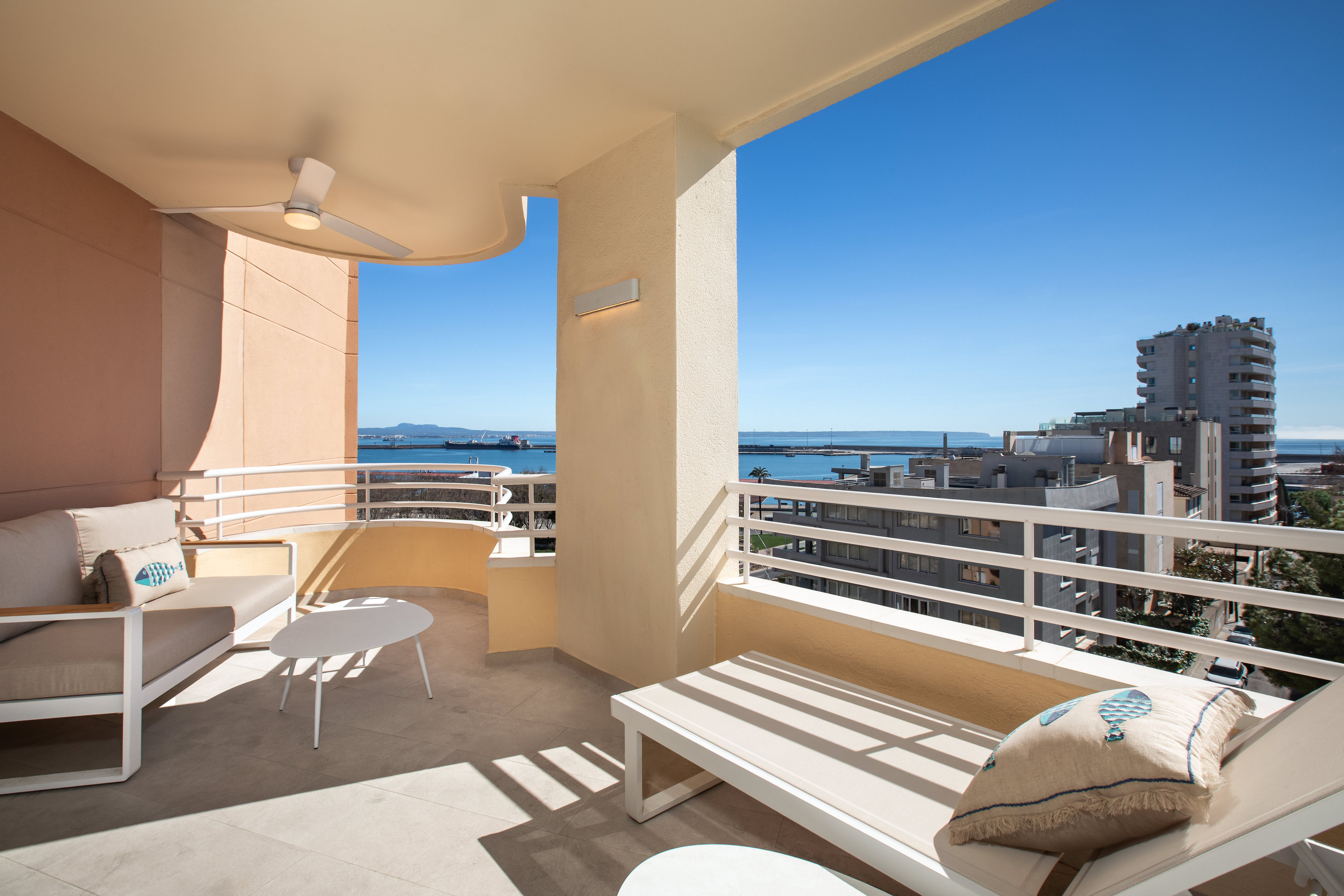 Spectacular renovated apartment with front-line sea views on Paseo Marítimo