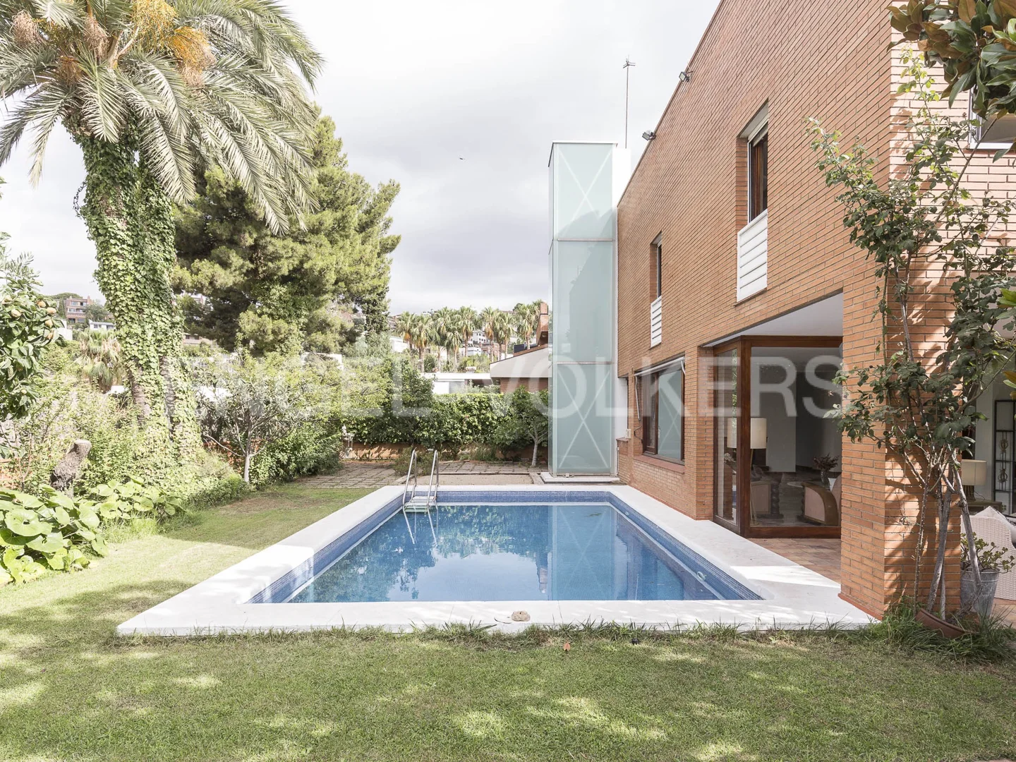 Exclusiva casa con piscina en Ciudad Diagonal