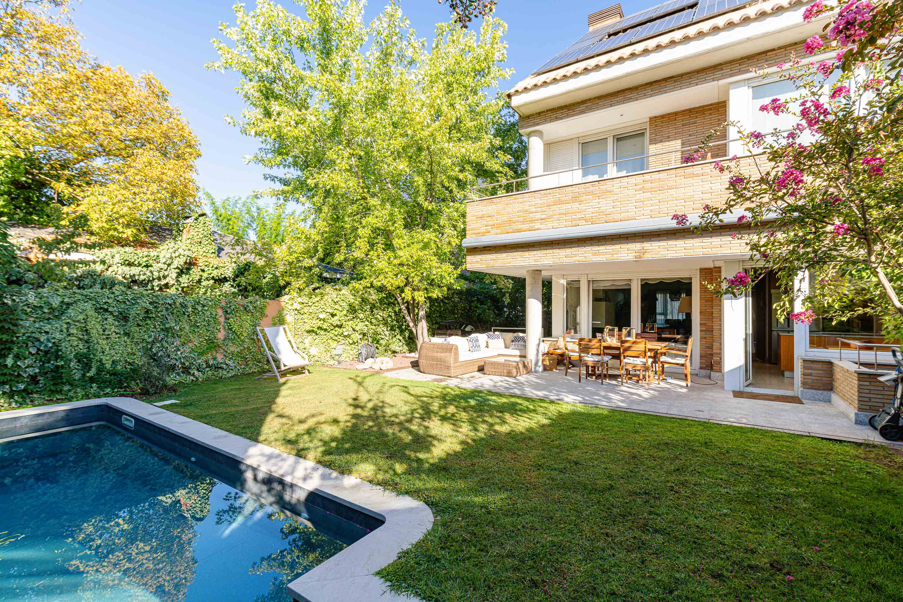 Spectacular furnished 440 m² detached home with established garden, swimming pool, and top-quality furnishings