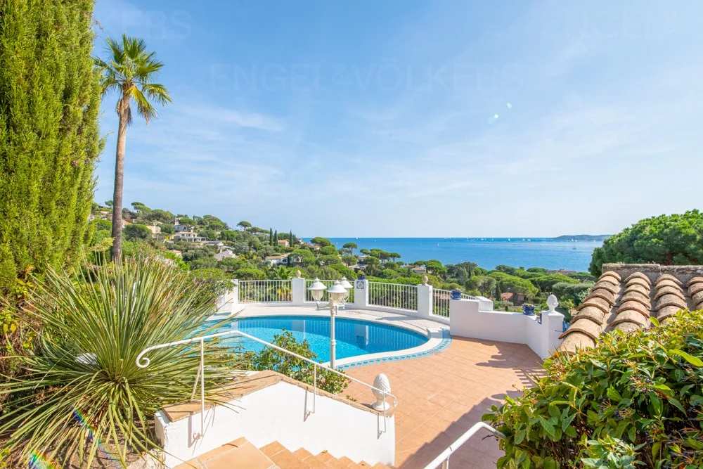 Property with character, panoramic view of the Gulf of Saint-Tropez