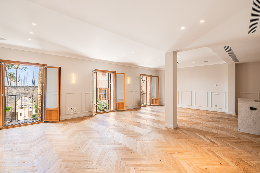 Spacious, high-end flat with balcony, lift and parking space in La Lonja