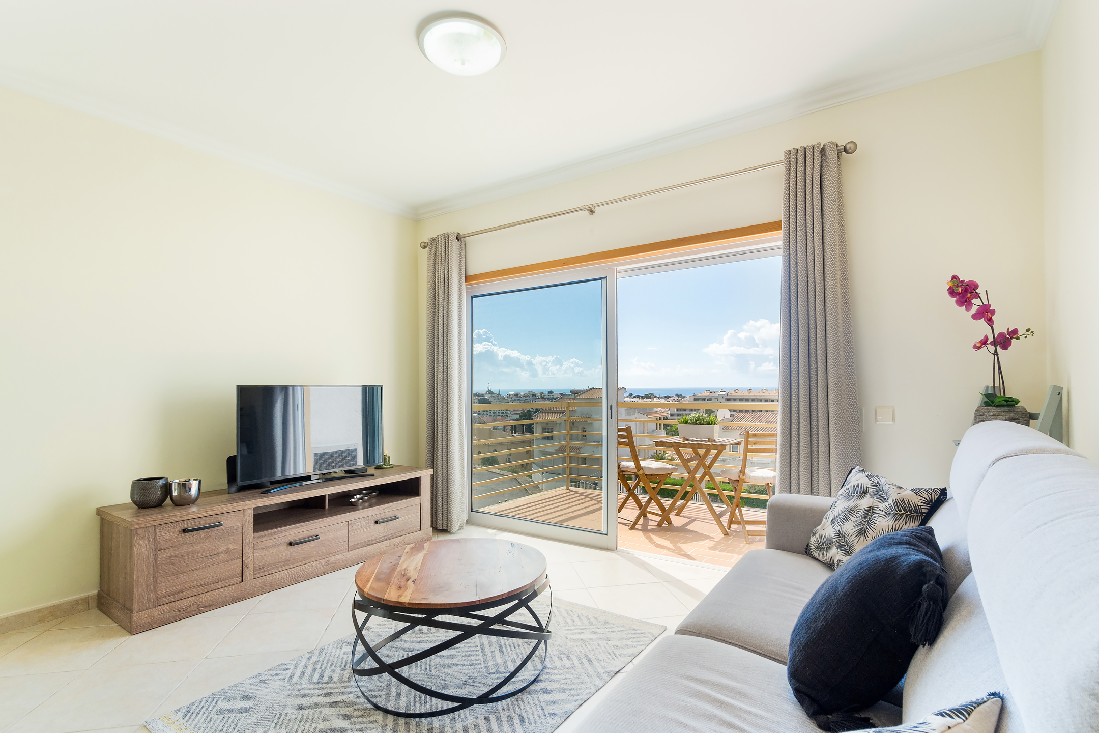 Central 1-bedroom apartment with two balconies and sea view