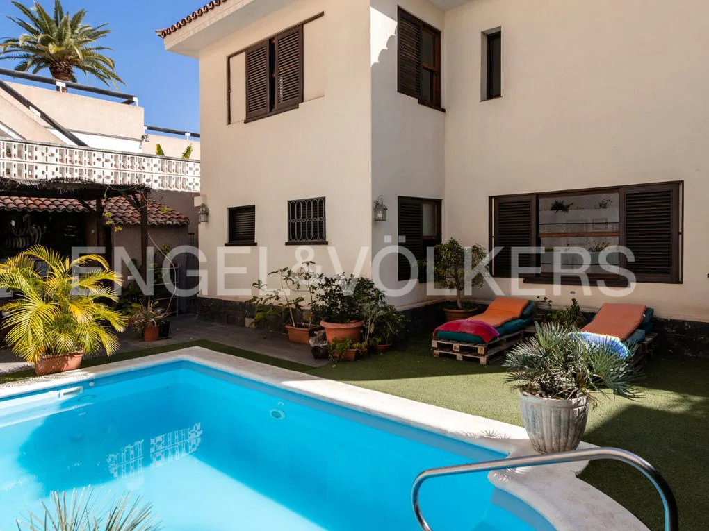 Villa with pool in exclusive location