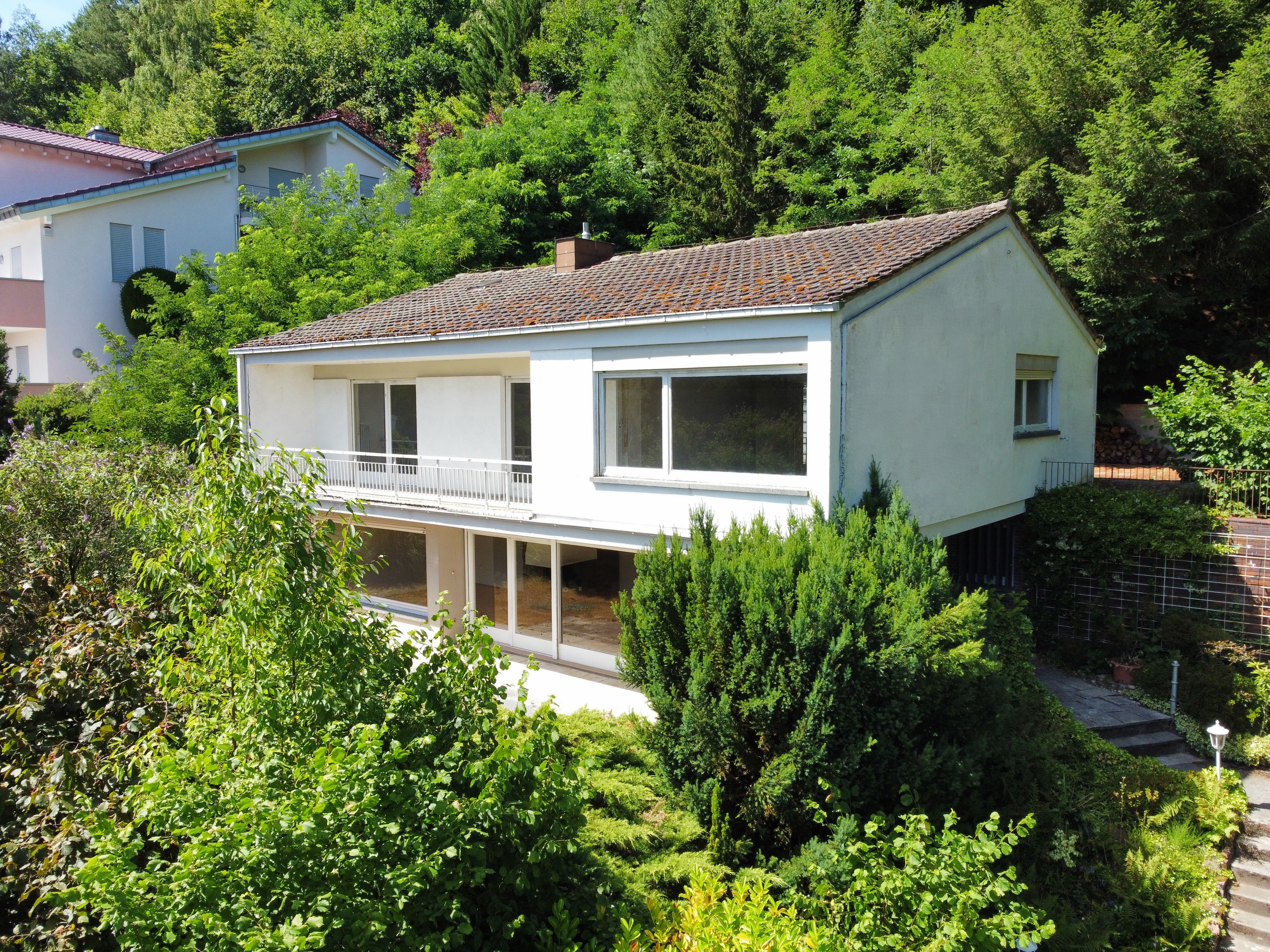 Großzügiges Einfamilienhaus mit Fernblick und viel Potenzial!