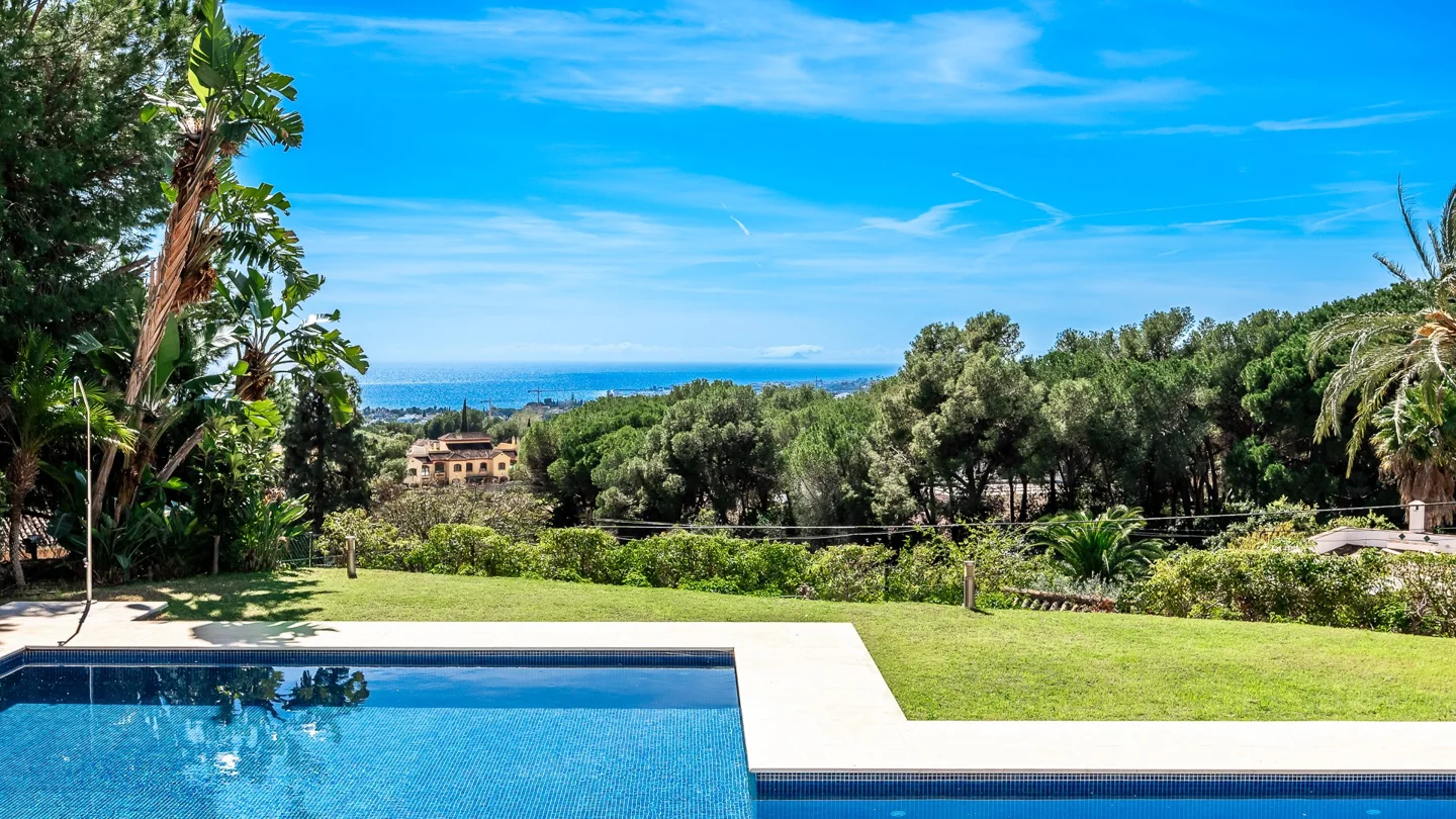 Lujosa casa adosada con vistas al mar en la prestigiosa Sierra Blanca, Marbella