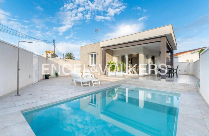 Bright independent cottage in Torrevieja