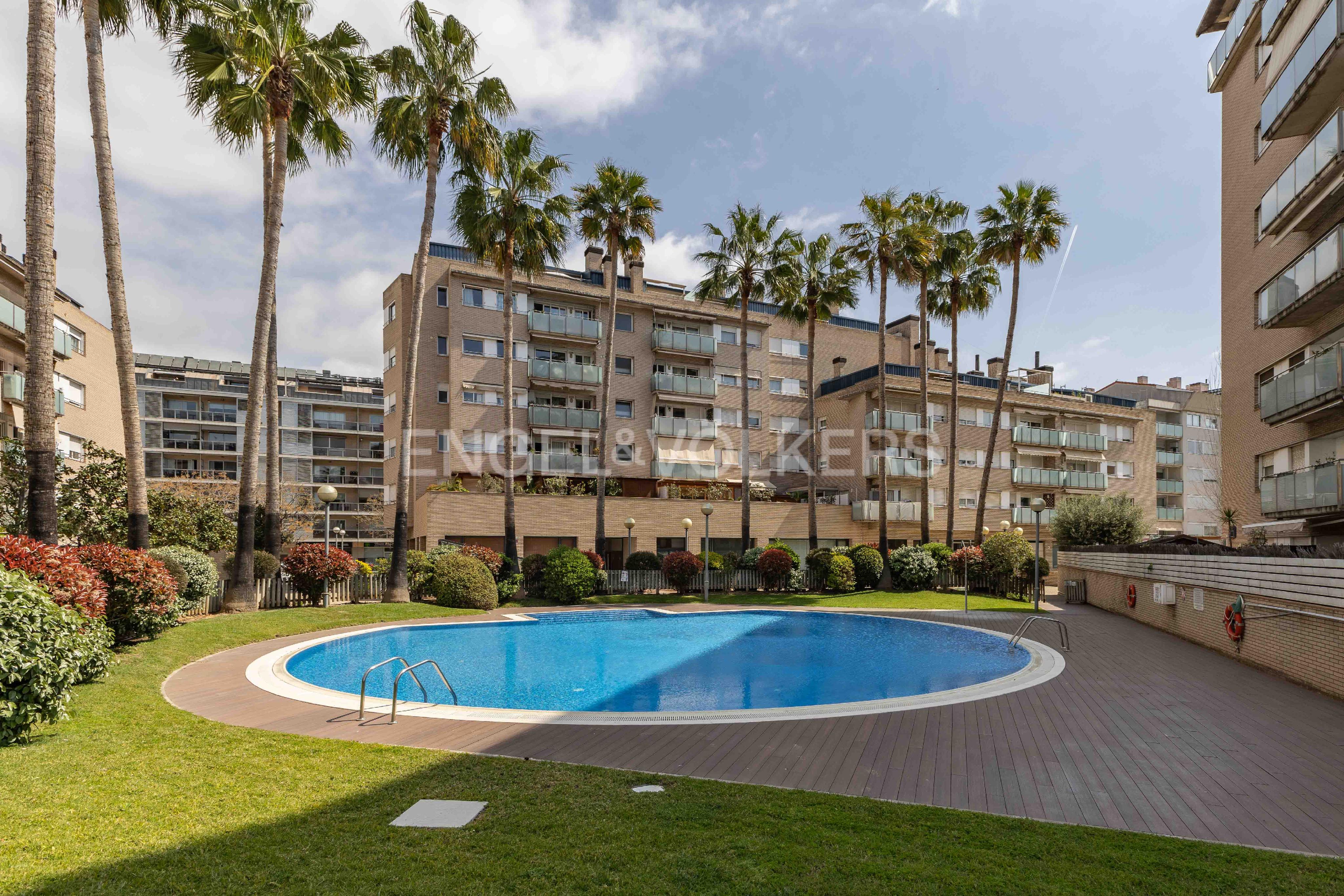 Flat with parking, storage room and swimming pool in the best area of Sant Joan Despí