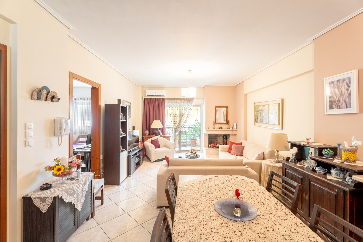 Airy 4th floor apartment with parking near Niarchos Park