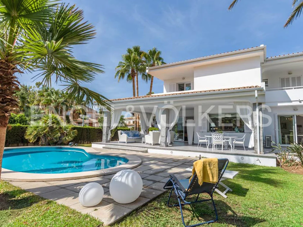 Fabulous villa close to the sea and town center