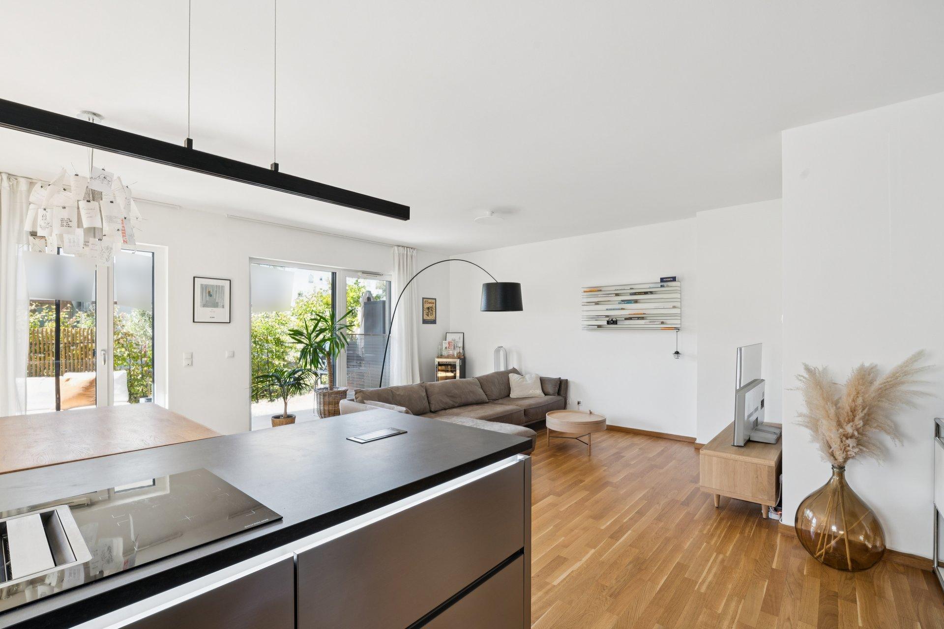Zuhause auf zwei Ebenen: Elegante Maisonette in begehrter Rheinnähe