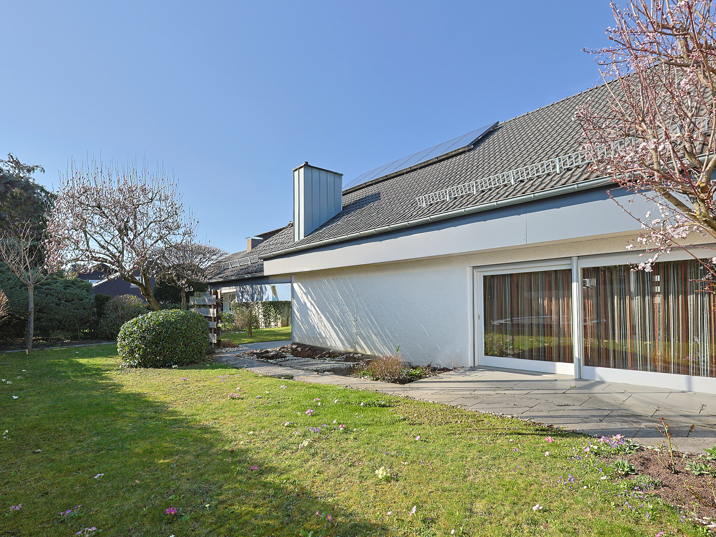 Raum für Lebensträume – Einfamilienhaus mit Einliegerwohnung und Gartenidylle