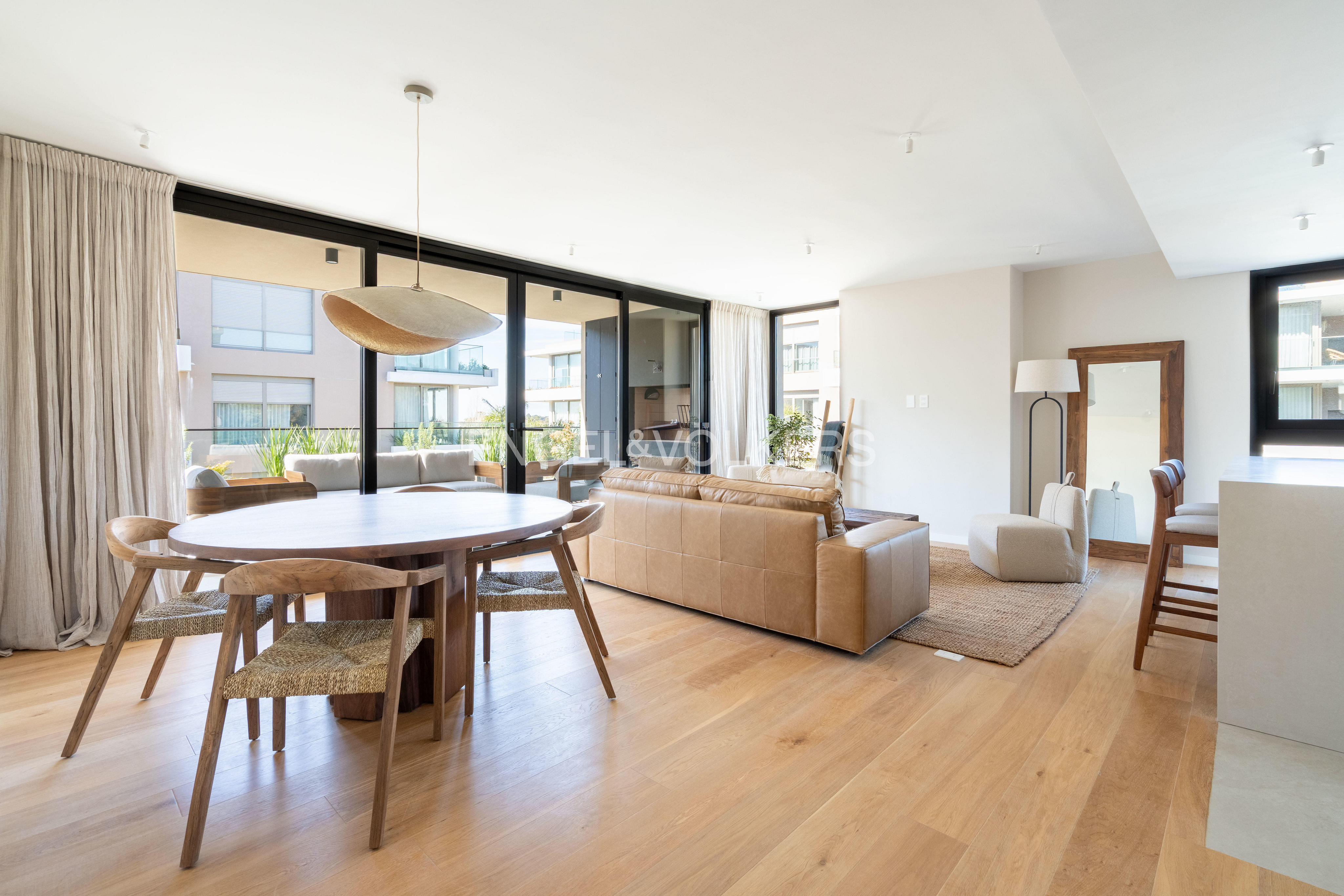 Exclusive 2-bedroom apartment for sale with a spacious terrace and rooftop in Parques II neighborhood