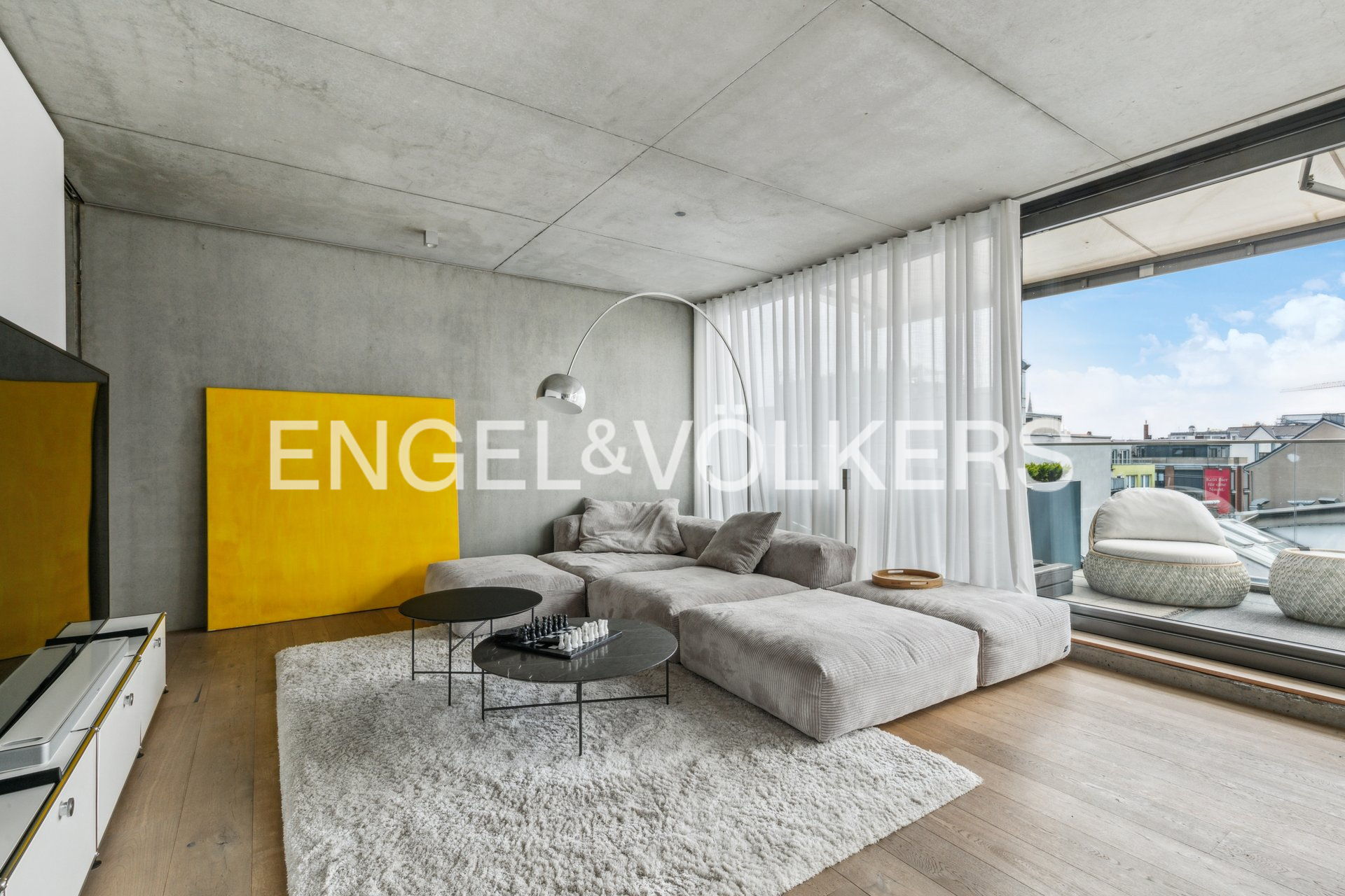 Urbaner Luxus über den Dächern Kölns – Stilvoll möblierte Designwohnung mit Dachterrasse und Whirlpool