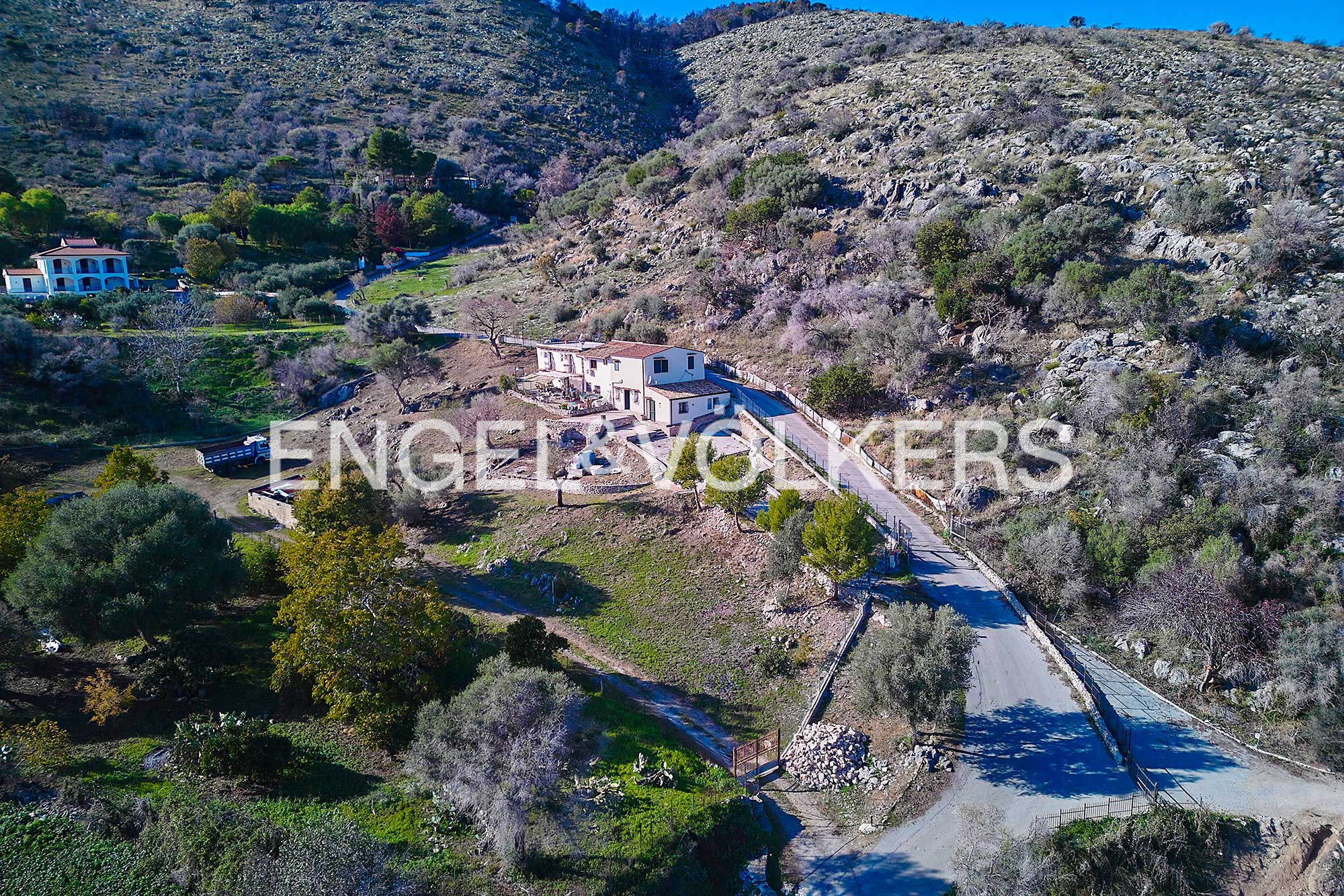 Semi-detached house with separate access on Inserra floor