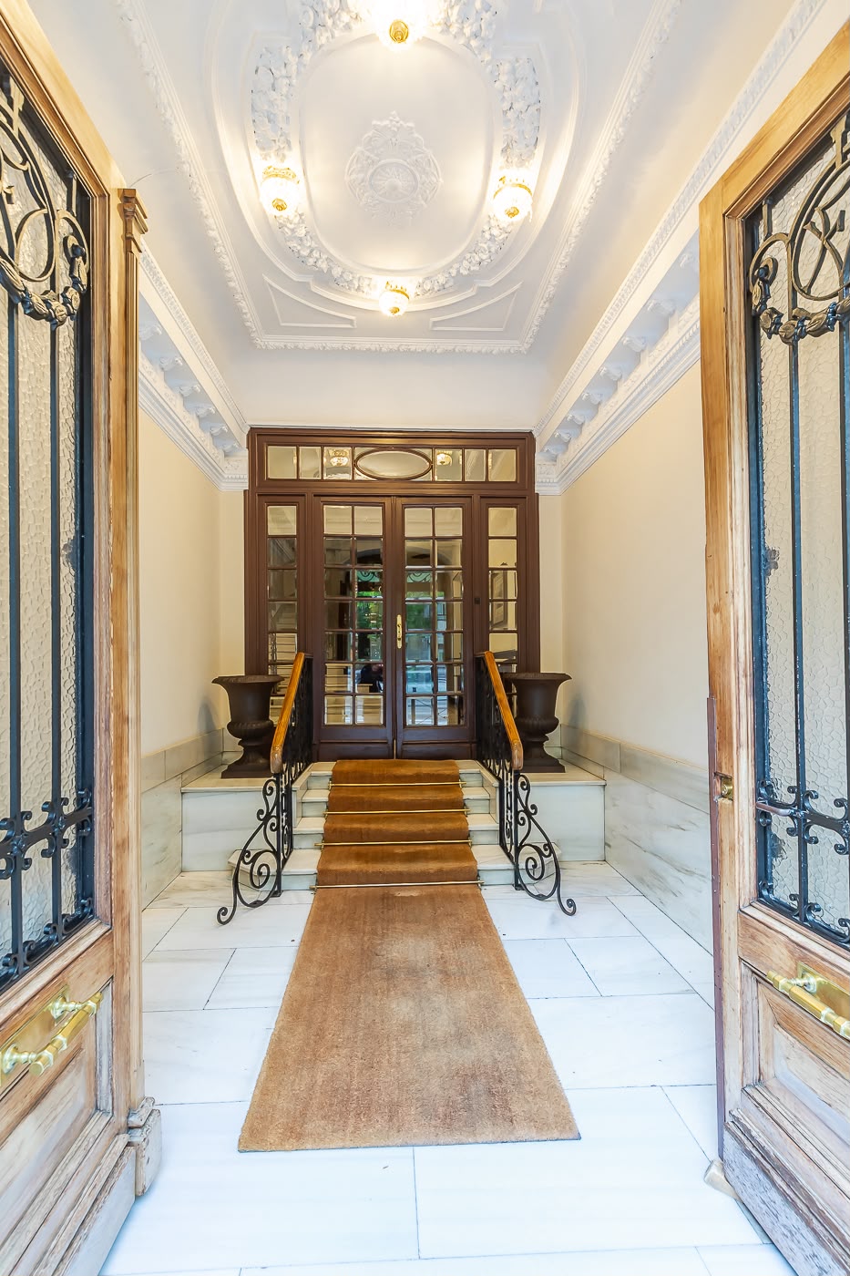 Exclusive 3-bedroom penthouse with a 23 m² terrace in a classic building on O'Donnell Street