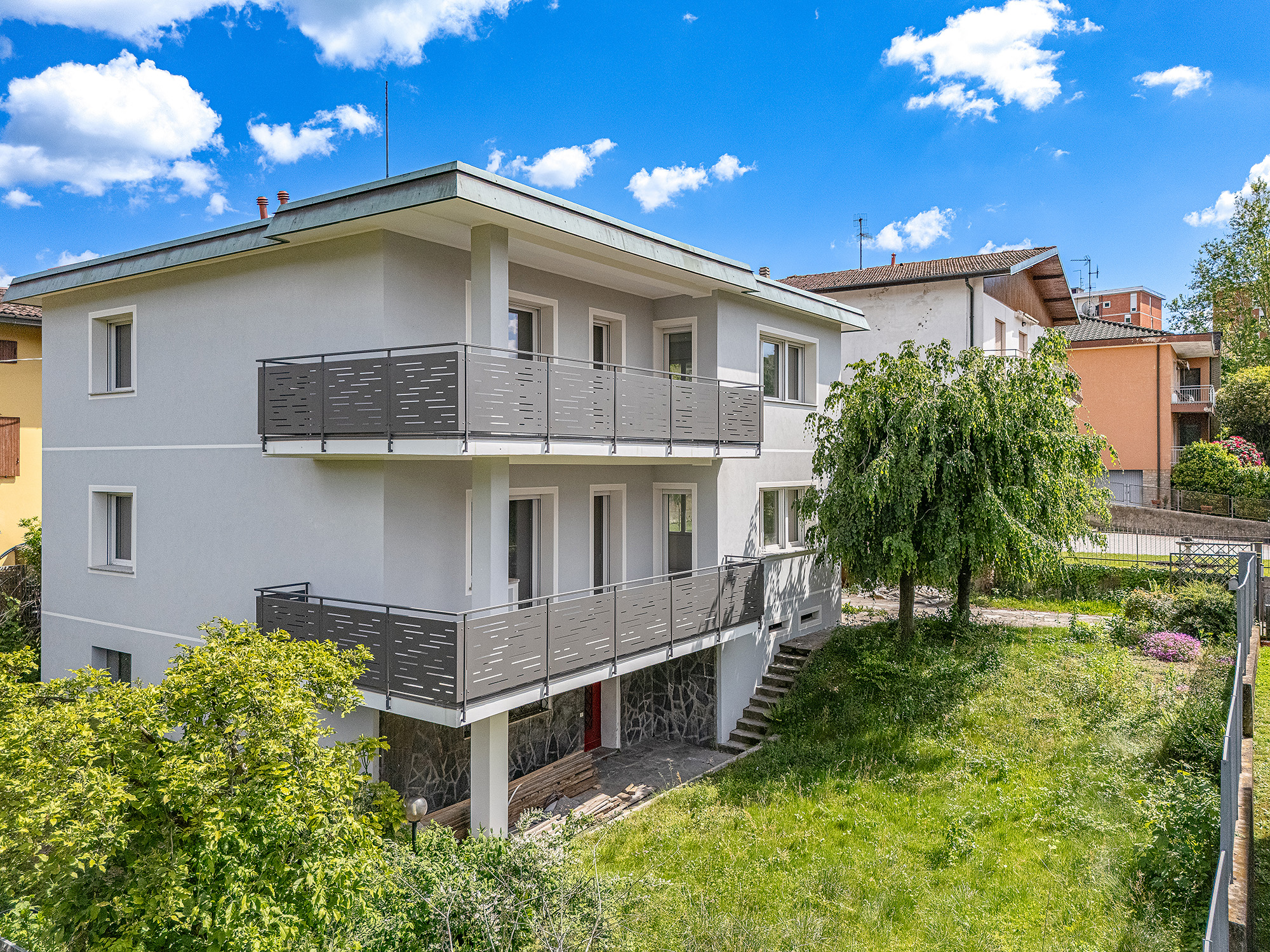 Apartment with garden in a fully renovated villa