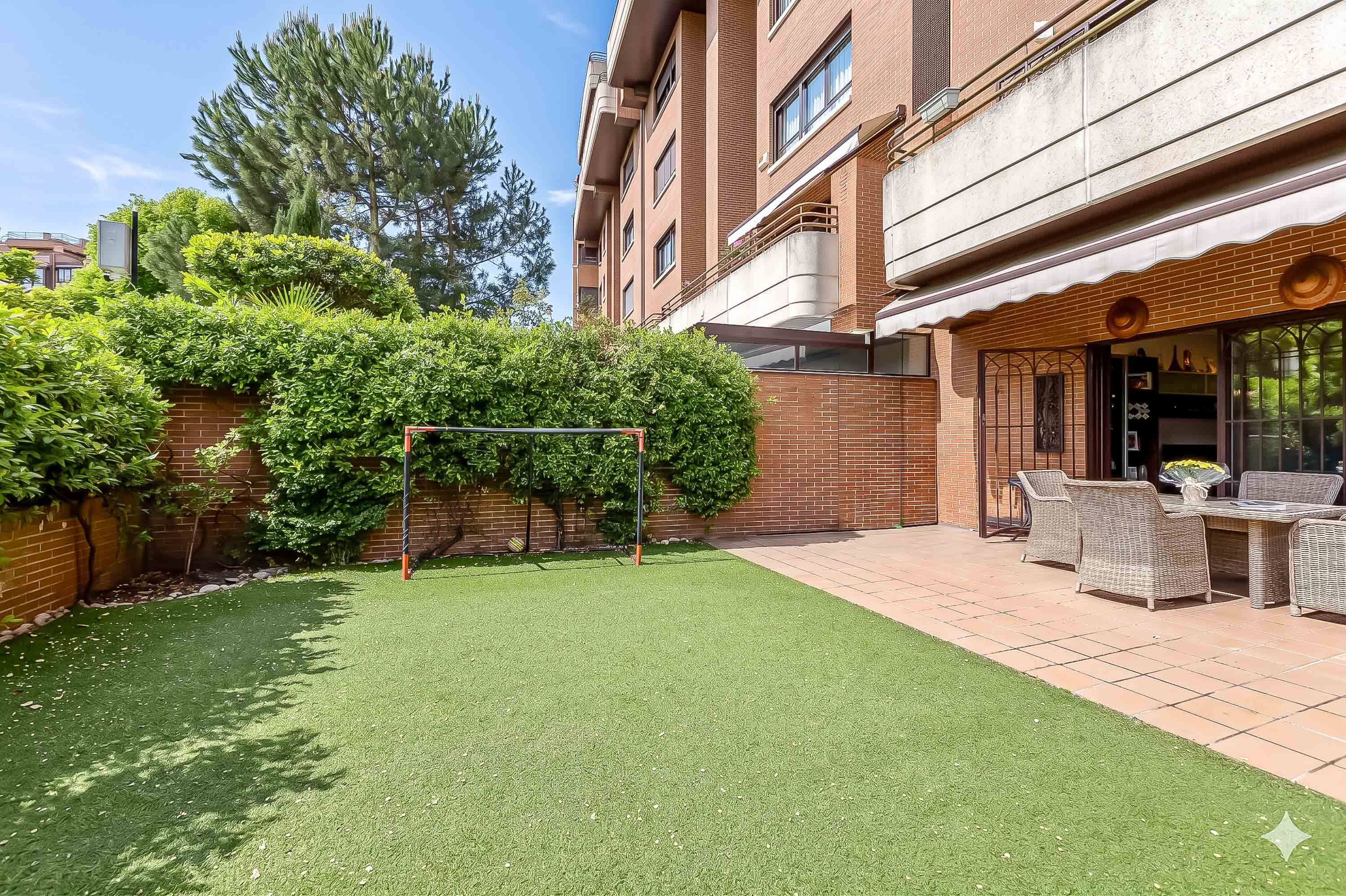 Exceptional 3-bedroom duplex ground floor with large garden in Sanchinarro